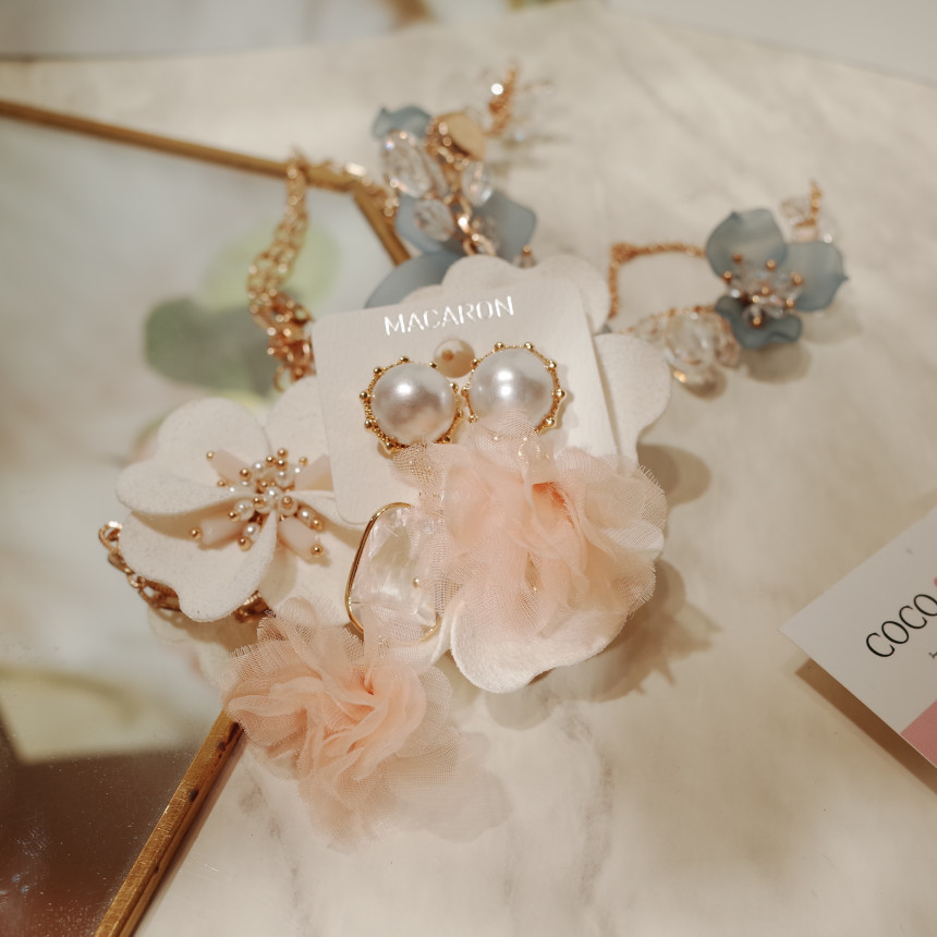 <b><p>Snow White's Crn petal earing</p></b><b><p>白雪姫の クラウン 花びら イヤリング</p></b><br /><br /><p align='center'>