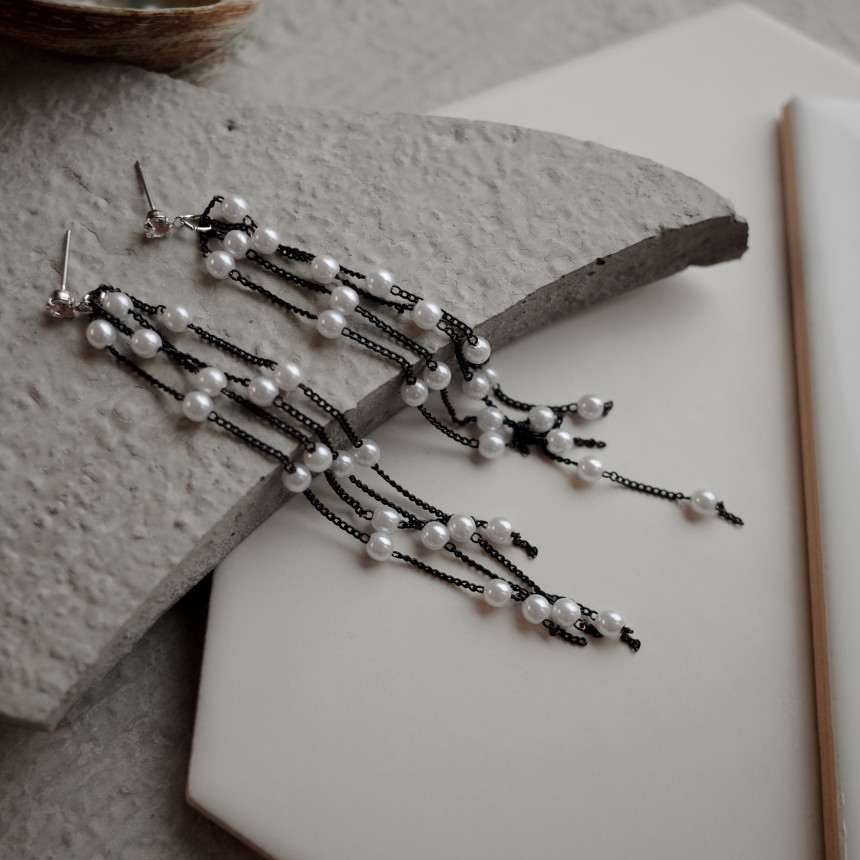 <b><p>NO.87 Rainy Day Pearl drop Stylish Chic Unique</p></b><b><p>NO.87 レイニーデイ パールドロップイヤリング スタイリッシュな シックな ユデザイン</p></b><br /><br /><p align='center'>