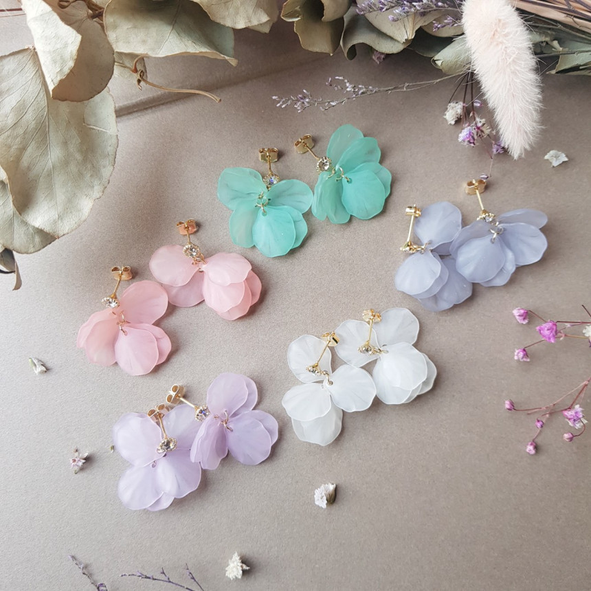 <b><p>Judy Cubic Petaloma Ha Drop Earrings 5cor</p></b><b><p>ジュディ キュービック 花びらホマイカ ドロップイヤリング 5色 女性コーネート</p></b><br /><br /><p align='center'>