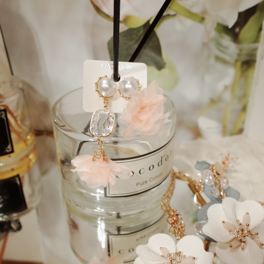 <b><p>Snow White's Crn petal earing</p></b><b><p>白雪姫の クラウン 花びら イヤリング</p></b><br /><br /><p align='center'>