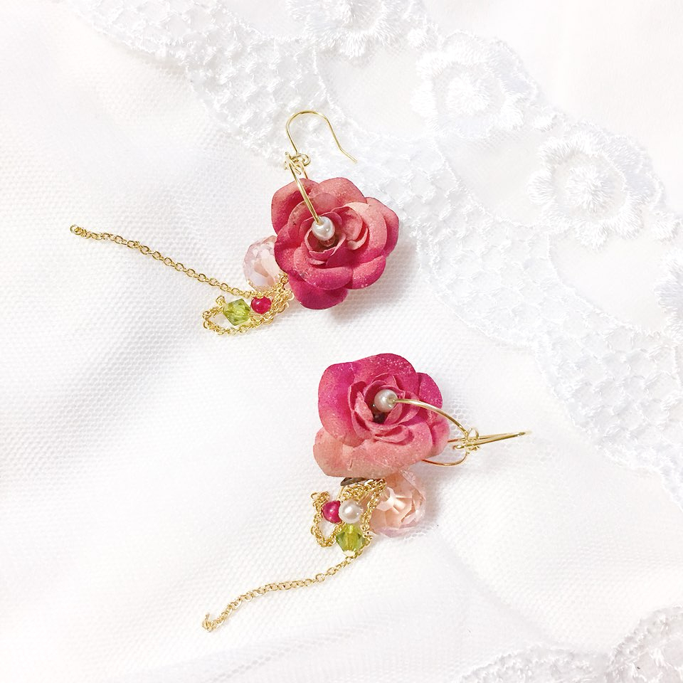 <b><p>recomndation Dried Rose Flower Earngs Girl</p></b><b><p>おすすめ 乾燥バラの花のイヤリング 女性コーディネート シンプルな フェミニンな</p></b><br /><br /><p align='center'>