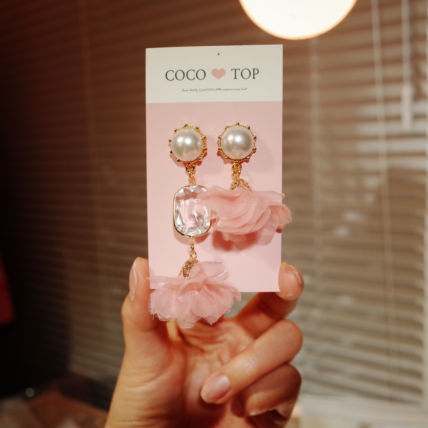 <b><p>Snow White's Crn petal earing</p></b><b><p>白雪姫の クラウン 花びら イヤリング</p></b><br /><br /><p align='center'>