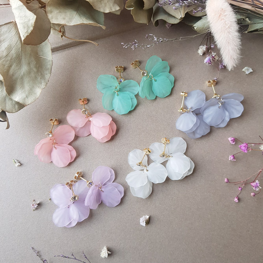 <b><p>Judy Cubic Petaloma Ha Drop Earrings 5cor</p></b><b><p>ジュディ キュービック 花びらホマイカ ドロップイヤリング 5色 女性コーネート</p></b><br /><br /><p align='center'>