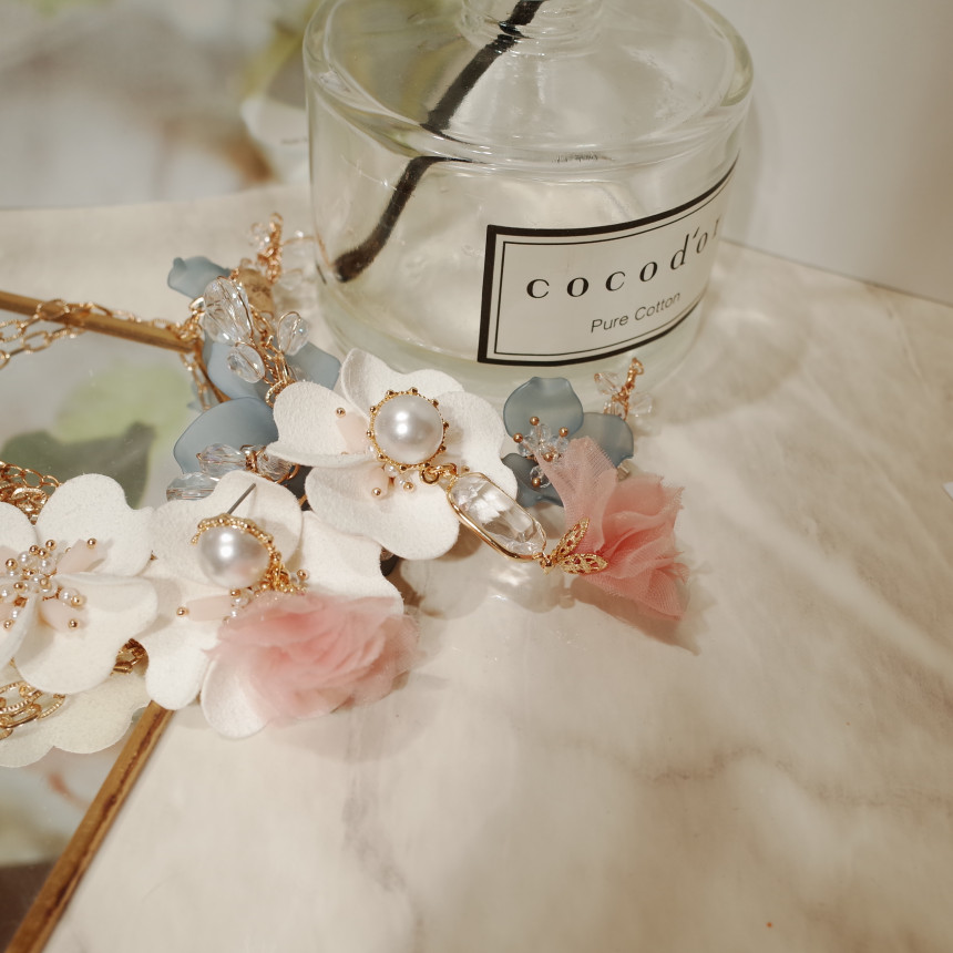 <b><p>Snow White's Crn petal earing</p></b><b><p>白雪姫の クラウン 花びら イヤリング</p></b><br /><br /><p align='center'>