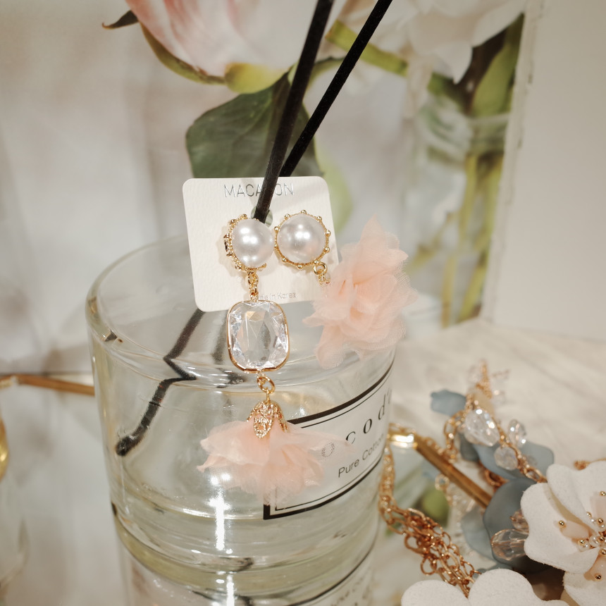 <b><p>Snow White's Crn petal earing</p></b><b><p>白雪姫の クラウン 花びら イヤリング</p></b><br /><br /><p align='center'>