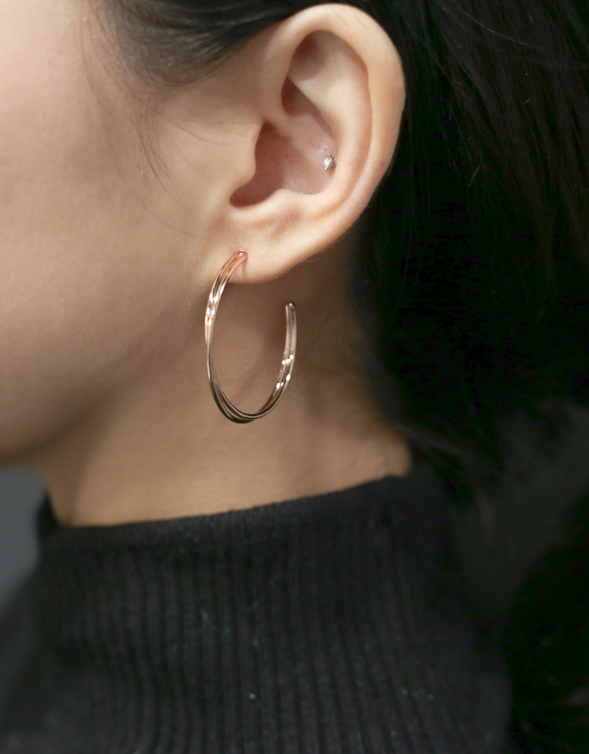 <b><p>Sina cross open rg ear Look-Ahd Crdtion Casual</p></b><b><p>品川 クロス オープン リング イヤ 出勤ルックコーディネート カジュアルな スタイリッシュ</p></b><br /><br /><p align='center'>