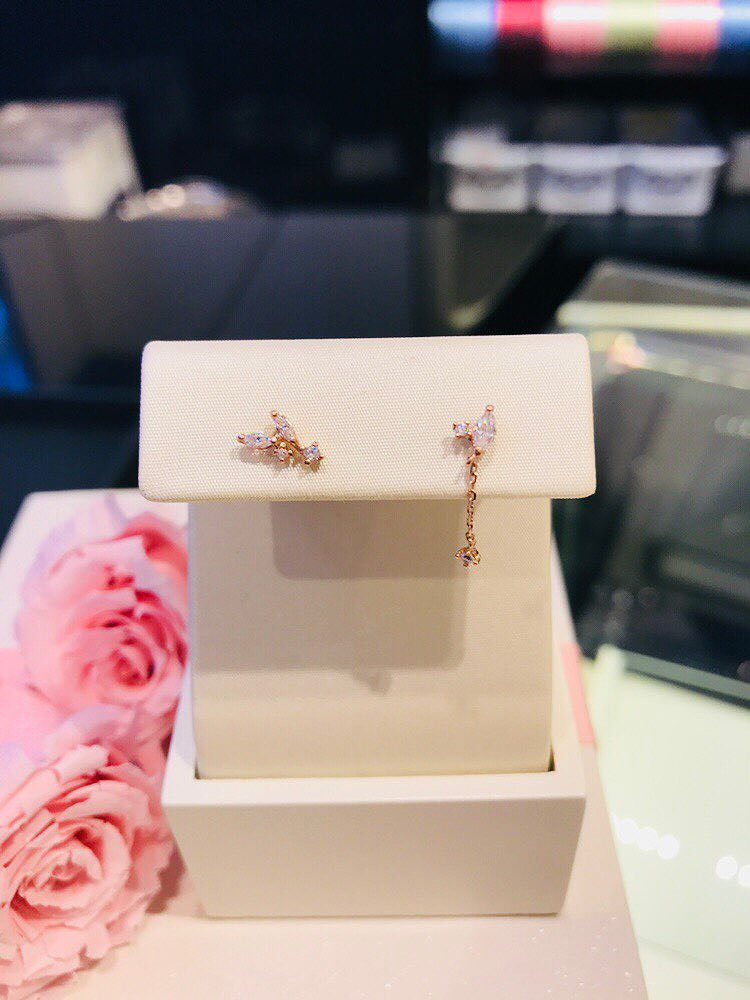 <b><p>Lloyd Unbalanced water drop 10k earring LPTH2012T</p></b><b><p>ロイド アンバランス 水滴 10k イヤリング LPTH2012T 30代の女性</p></b><br /><br /><p align='center'>