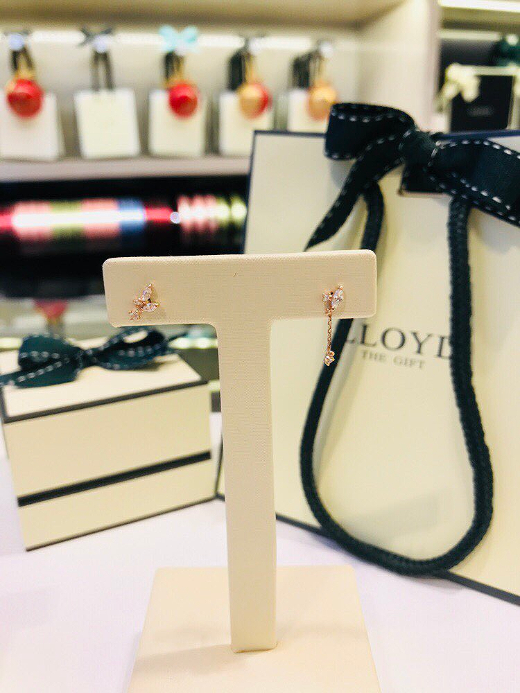 <b><p>Lloyd Unbalanced water drop 10k earring LPTH2012T</p></b><b><p>ロイド アンバランス 水滴 10k イヤリング LPTH2012T 30代の女性</p></b><br /><br /><p align='center'>