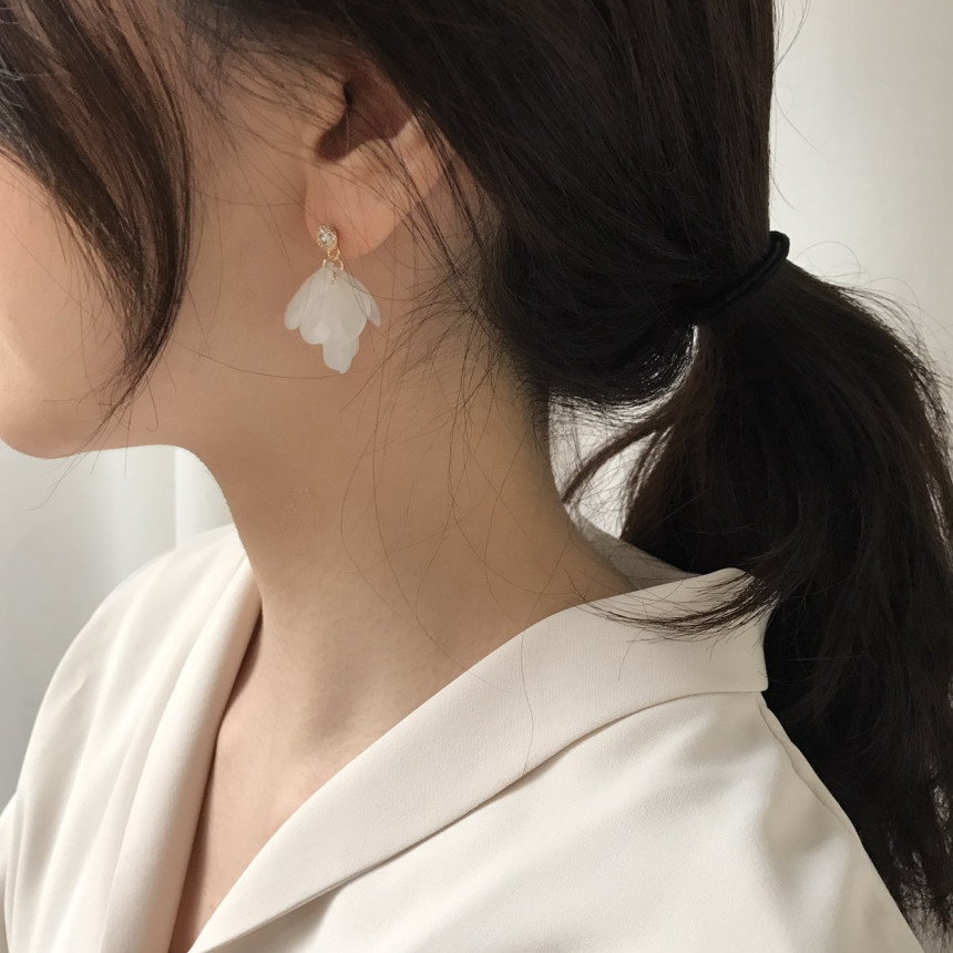 <b><p>Judy Cubic Petaloma Ha Drop Earrings 5cor</p></b><b><p>ジュディ キュービック 花びらホマイカ ドロップイヤリング 5色 女性コーネート</p></b><br /><br /><p align='center'>