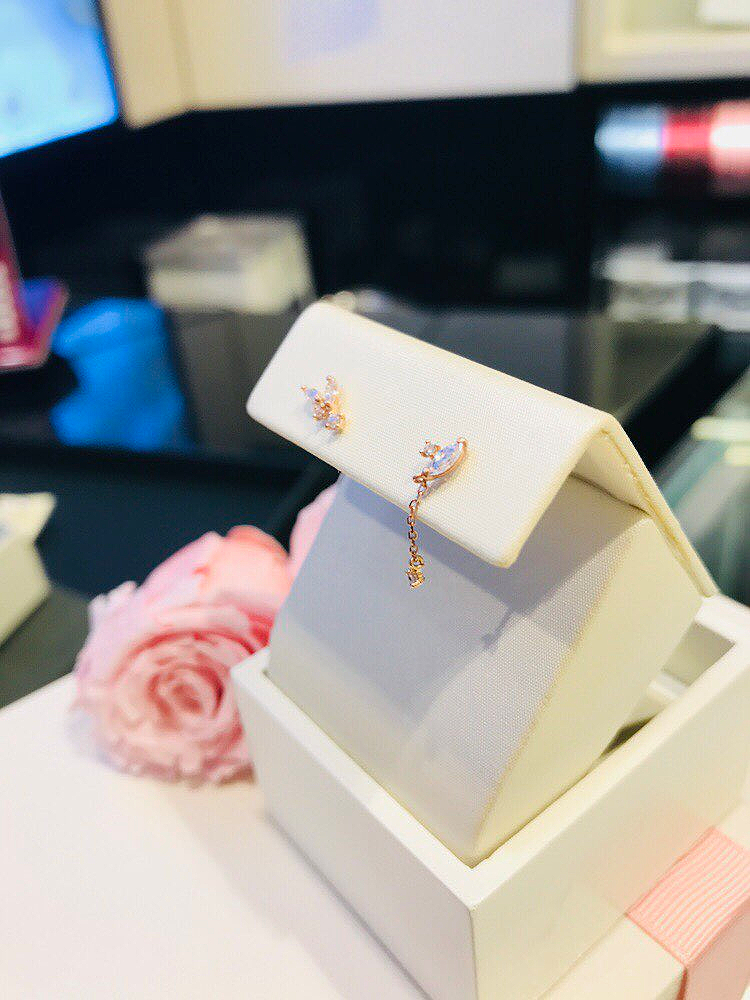 <b><p>Lloyd Unbalanced water drop 10k earring LPTH2012T</p></b><b><p>ロイド アンバランス 水滴 10k イヤリング LPTH2012T 30代の女性</p></b><br /><br /><p align='center'>