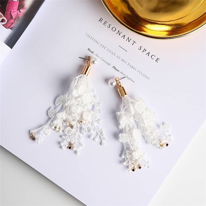 <b><p>swank Cuc Long spri race White blk flower</p></b><b><p>華やかな キュービック ロング 春 レース ホワイト ブラ フラワー ドロップ イヤリ</p></b><br /><br /><p align='center'>