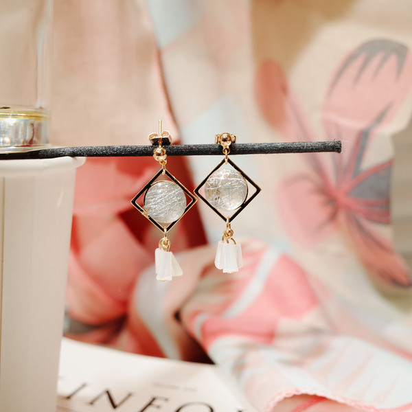 <b><p>spring radrop Flower Chala ear</p></b><b><p>春 雨滴 シルコト さらさら イヤリング</p></b><br /><br /><p align='center'>