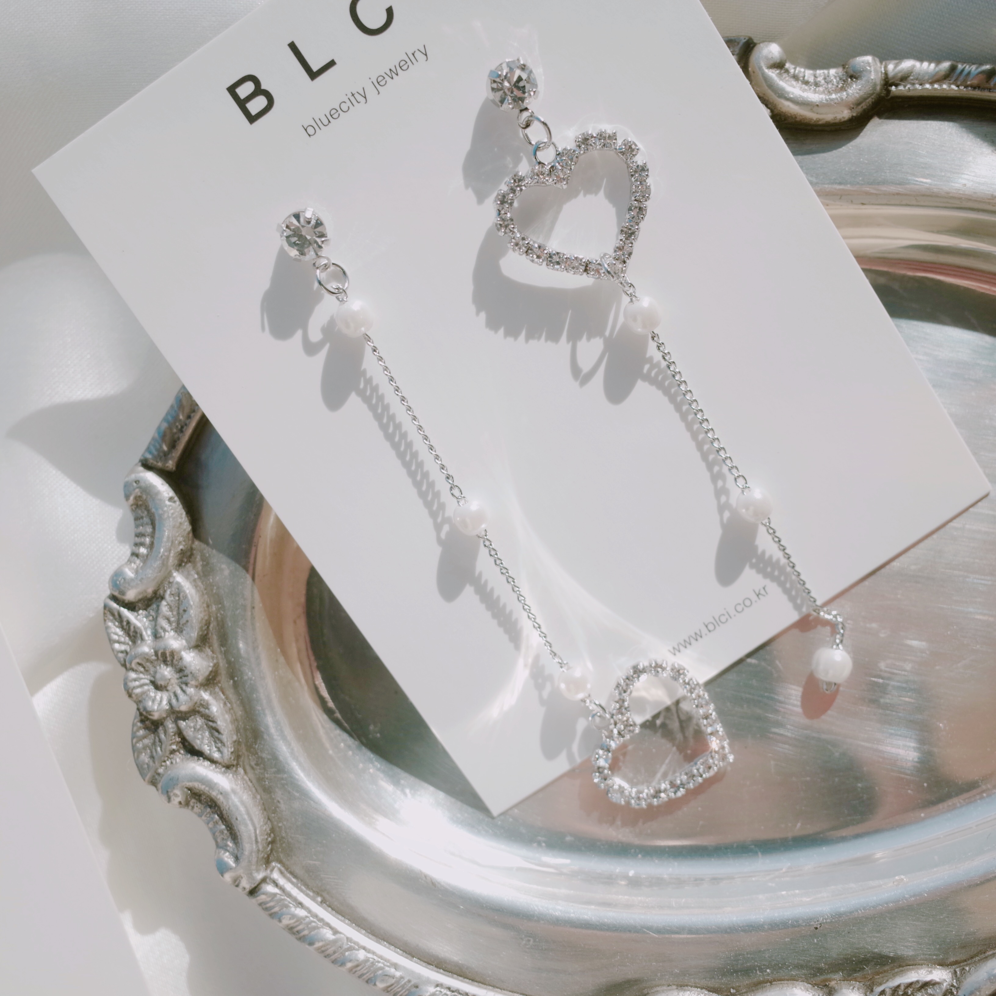 <b><p>Unknown isy heart Drop ing Lo 2color White</p></b><b><p>オンバル デイジー ハート ドロップ イヤリング 2色 ホワイト 春のファッション</p></b><br /><br /><p align='center'>