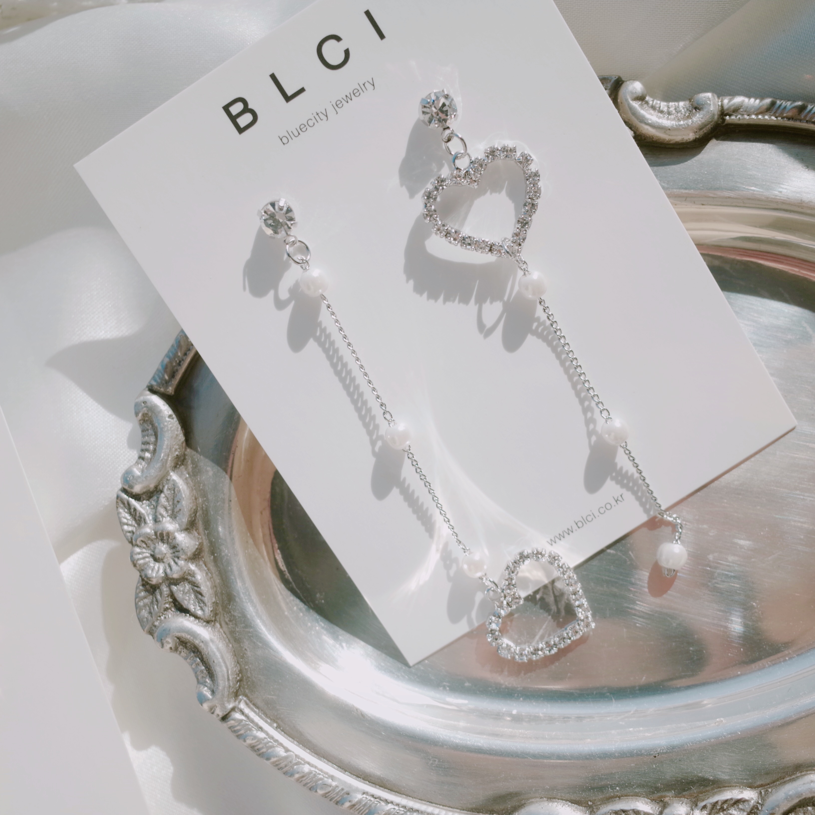 <b><p>Unknown isy heart Drop ing Lo 2color White</p></b><b><p>オンバル デイジー ハート ドロップ イヤリング 2色 ホワイト 春のファッション</p></b><br /><br /><p align='center'>