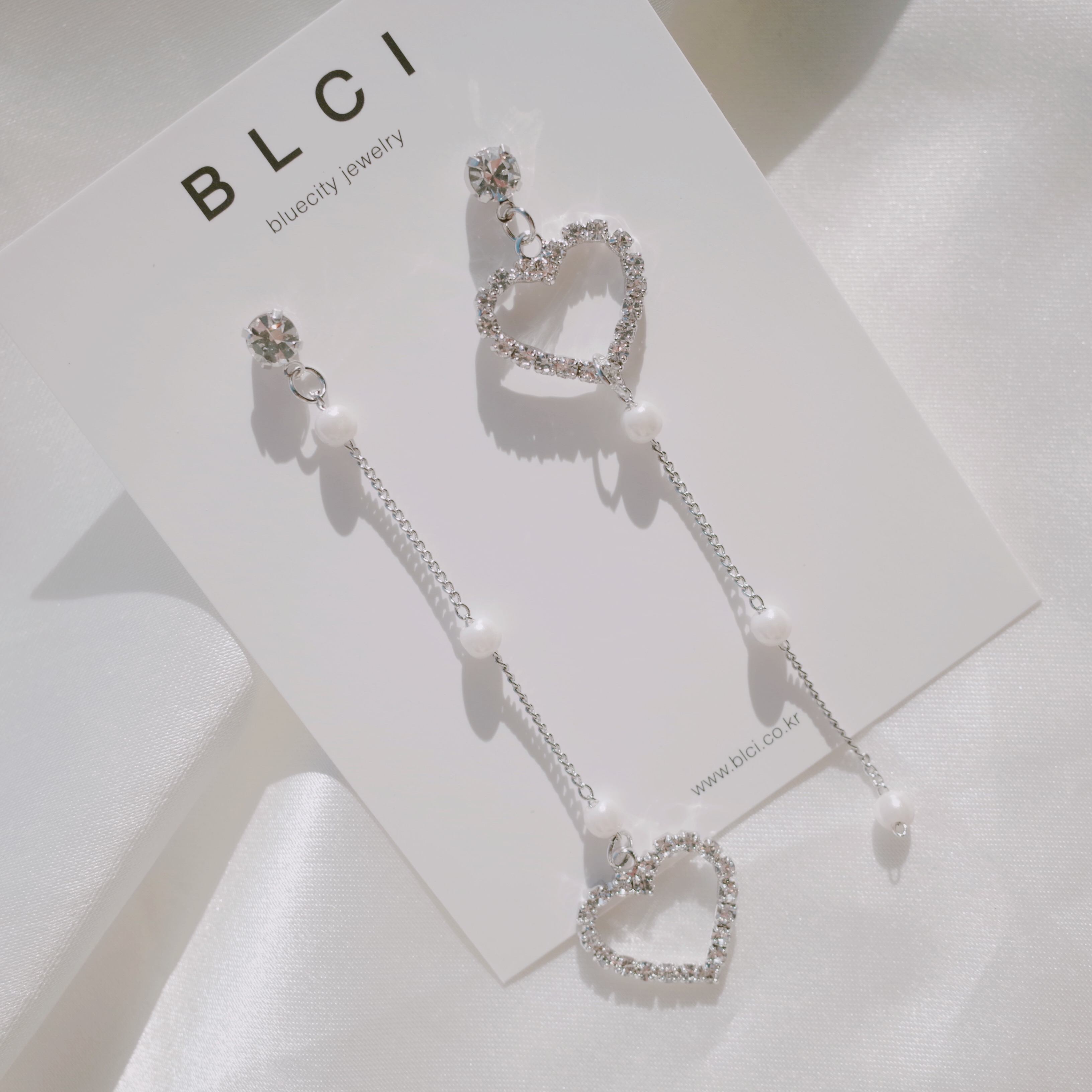 <b><p>Unknown isy heart Drop ing Lo 2color White</p></b><b><p>オンバル デイジー ハート ドロップ イヤリング 2色 ホワイト 春のファッション</p></b><br /><br /><p align='center'>