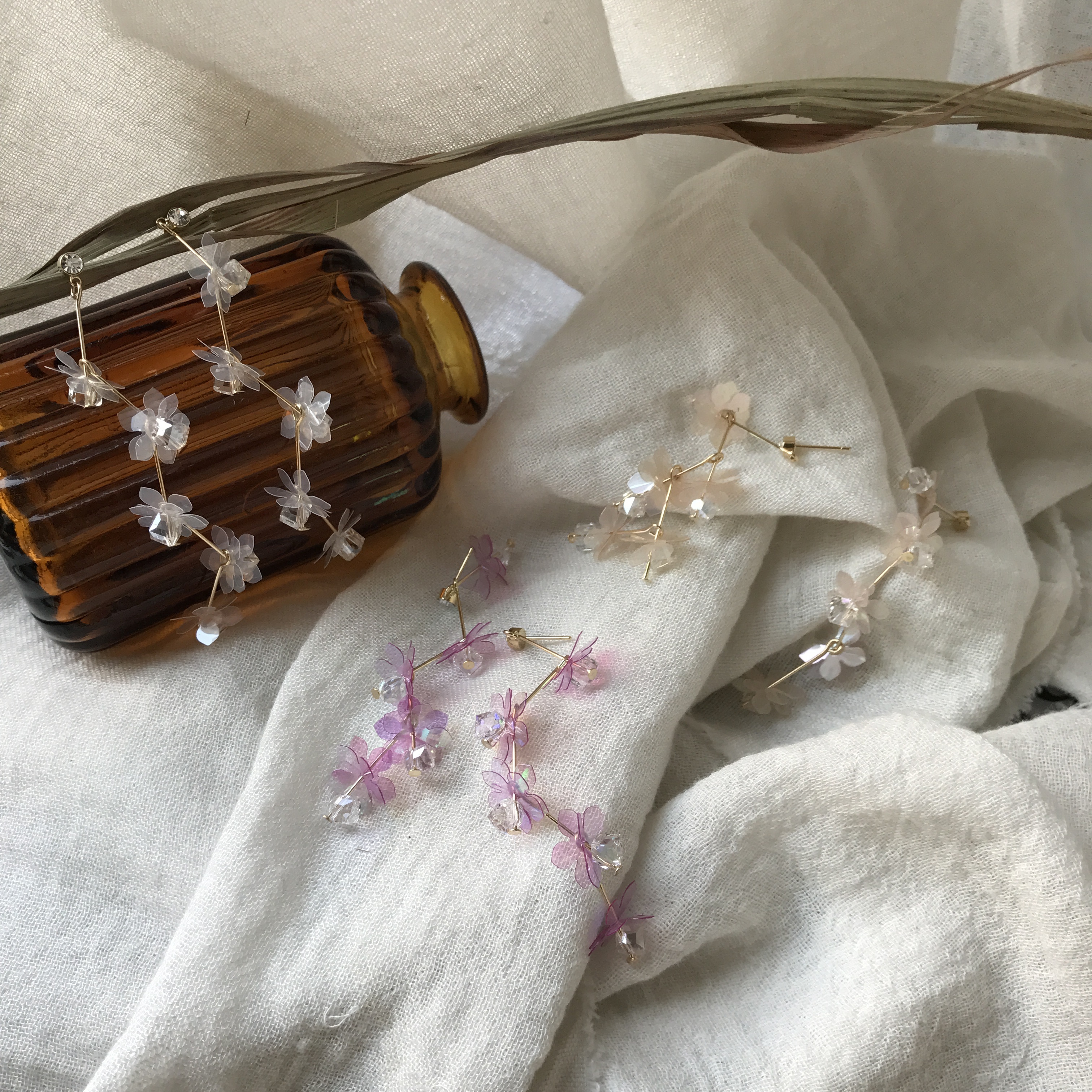 <b><p>One Lo flower crtal Sequins Drop Earrgs 3cor</p></b><b><p>ワンラブ フラワー クリスタル スパンコール ドロップイヤリング 3色 独歩 手札ミニン</p></b><br /><br /><p align='center'>