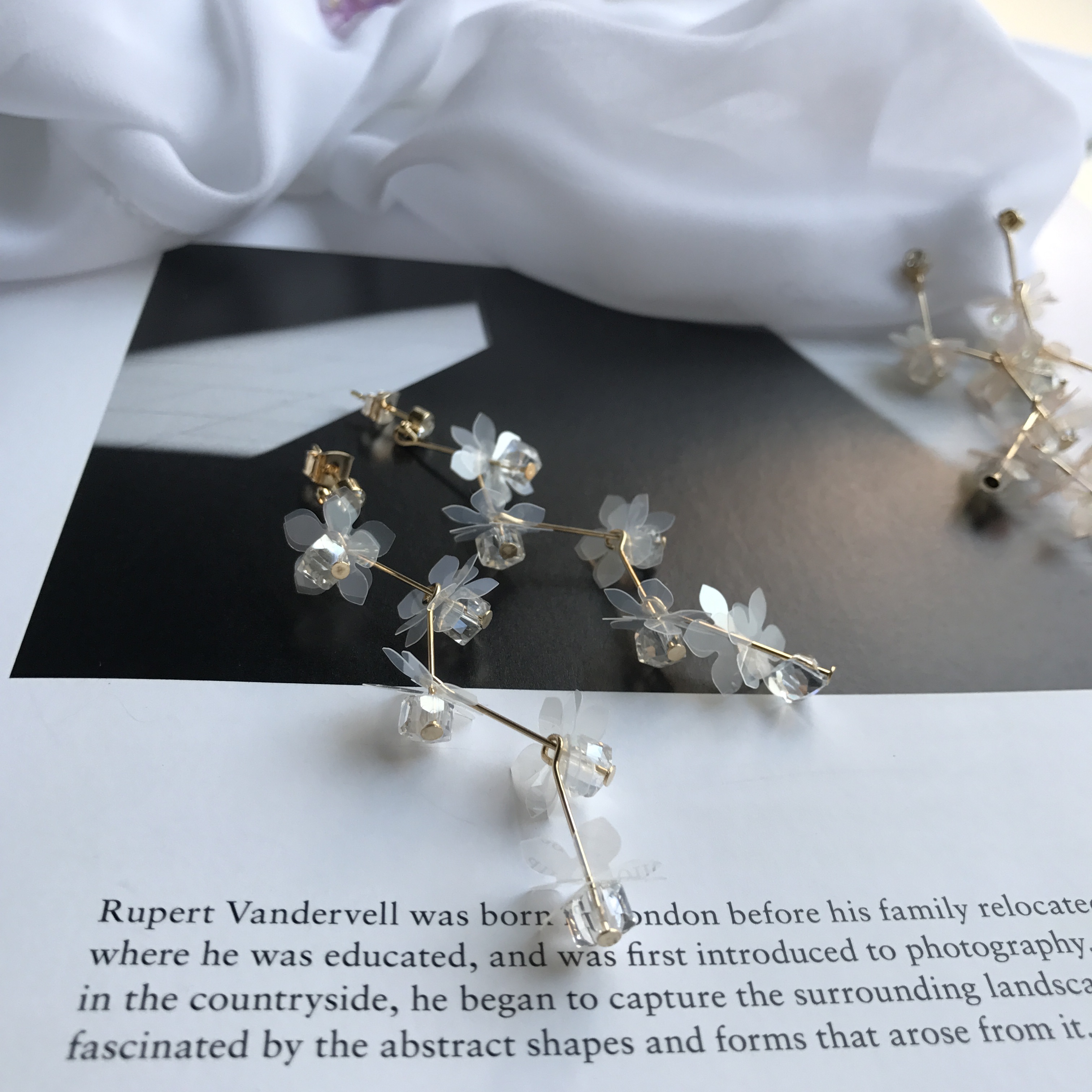 <b><p>One Lo flower crtal Sequins Drop Earrgs 3cor</p></b><b><p>ワンラブ フラワー クリスタル スパンコール ドロップイヤリング 3色 独歩 手札ミニン</p></b><br /><br /><p align='center'>