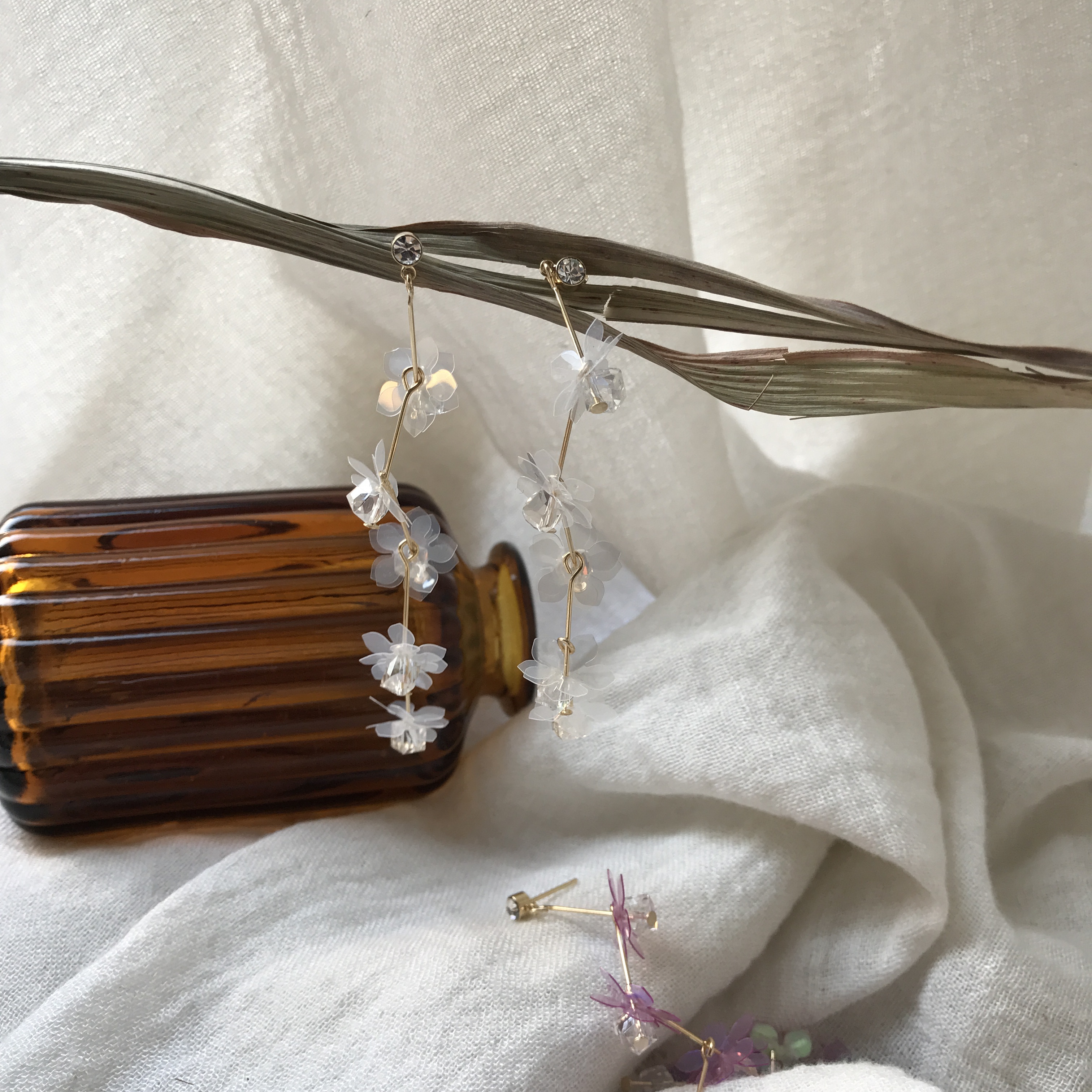 <b><p>One Lo flower crtal Sequins Drop Earrgs 3cor</p></b><b><p>ワンラブ フラワー クリスタル スパンコール ドロップイヤリング 3色 独歩 手札ミニン</p></b><br /><br /><p align='center'>