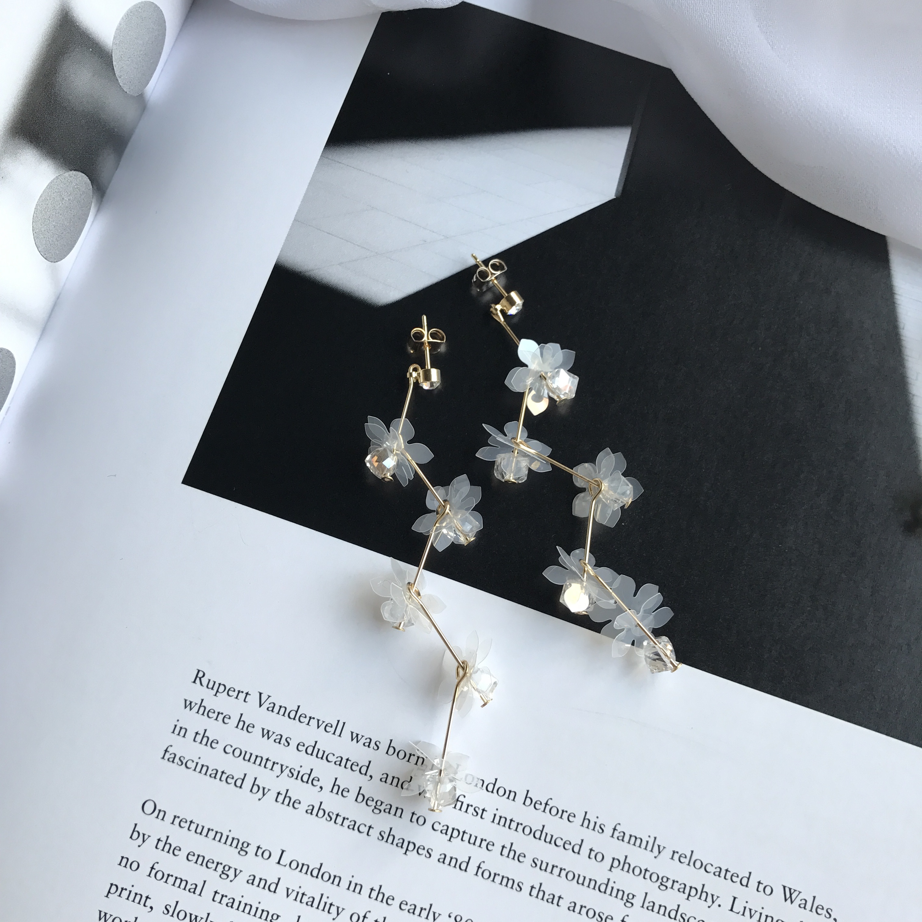 <b><p>One Lo flower crtal Sequins Drop Earrgs 3cor</p></b><b><p>ワンラブ フラワー クリスタル スパンコール ドロップイヤリング 3色 独歩 手札ミニン</p></b><br /><br /><p align='center'>