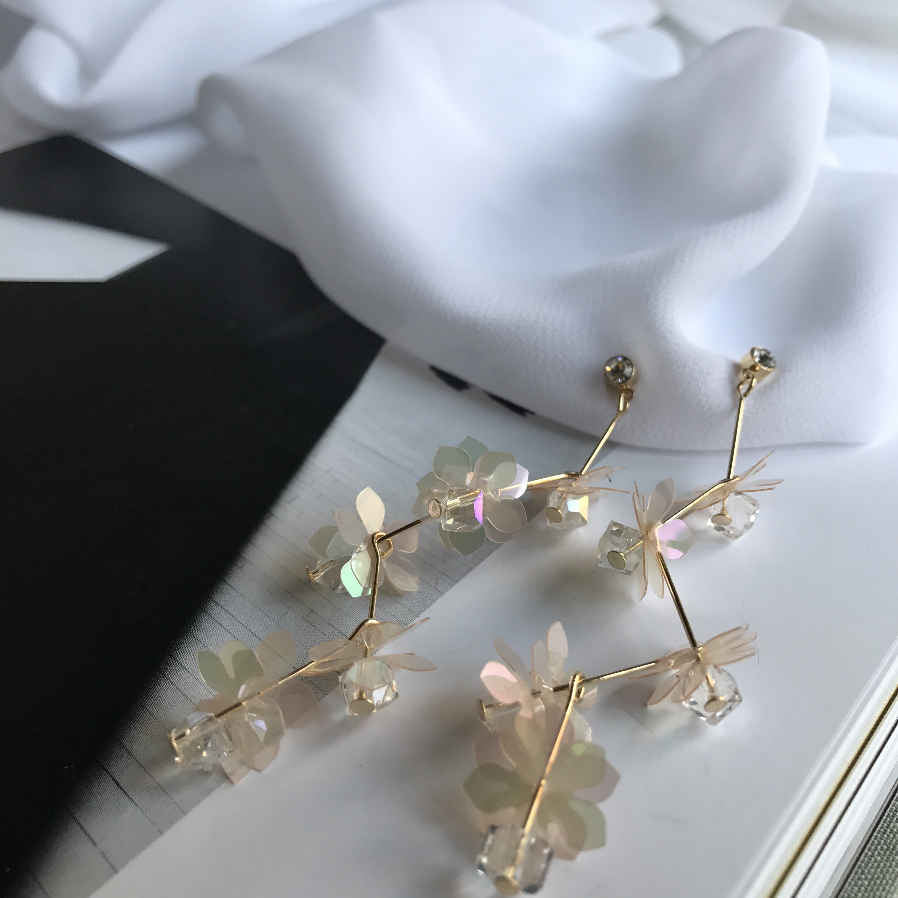 <b><p>One Lo flower crtal Sequins Drop Earrgs 3cor</p></b><b><p>ワンラブ フラワー クリスタル スパンコール ドロップイヤリング 3色 独歩 手札ミニン</p></b><br /><br /><p align='center'>