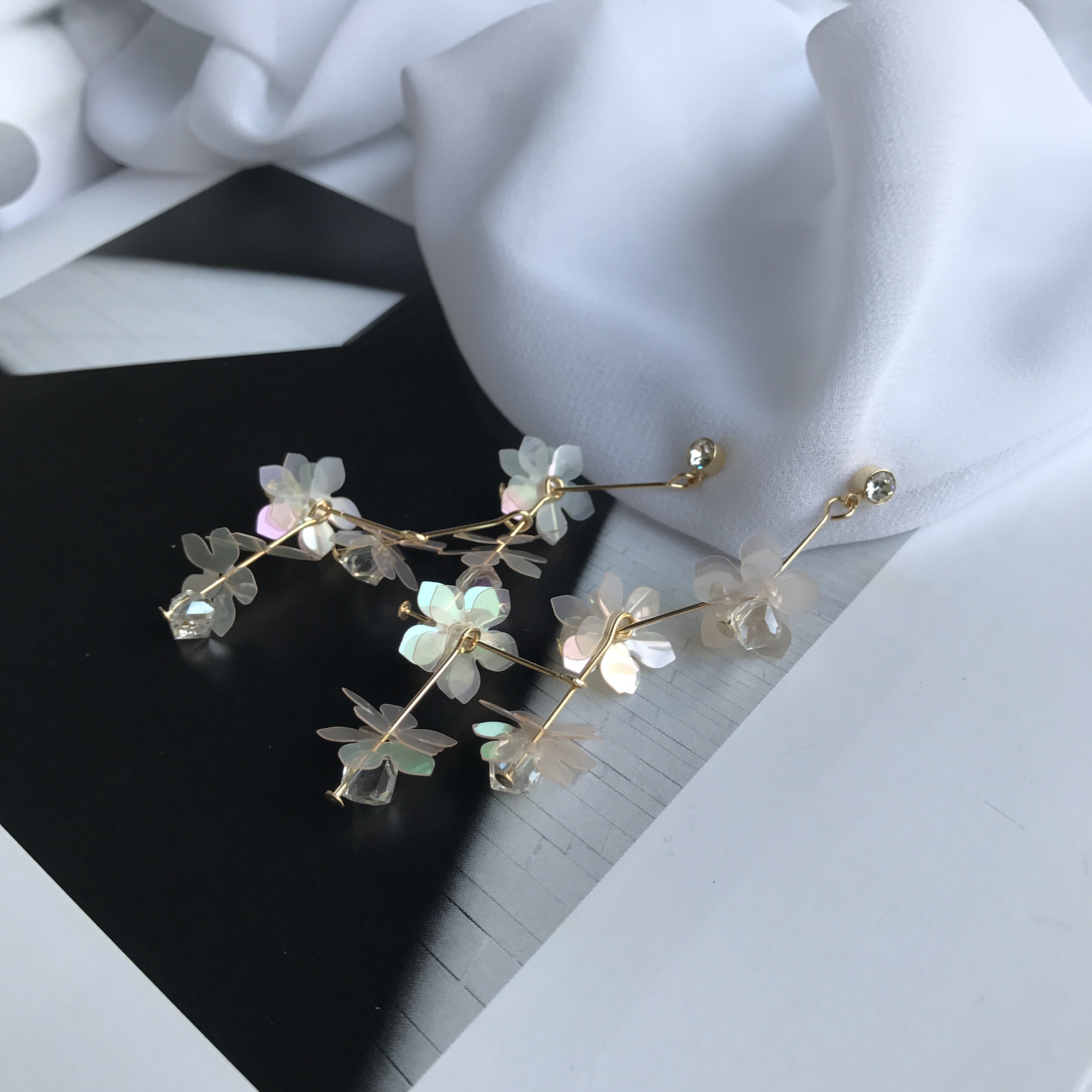 <b><p>One Lo flower crtal Sequins Drop Earrgs 3cor</p></b><b><p>ワンラブ フラワー クリスタル スパンコール ドロップイヤリング 3色 独歩 手札ミニン</p></b><br /><br /><p align='center'>