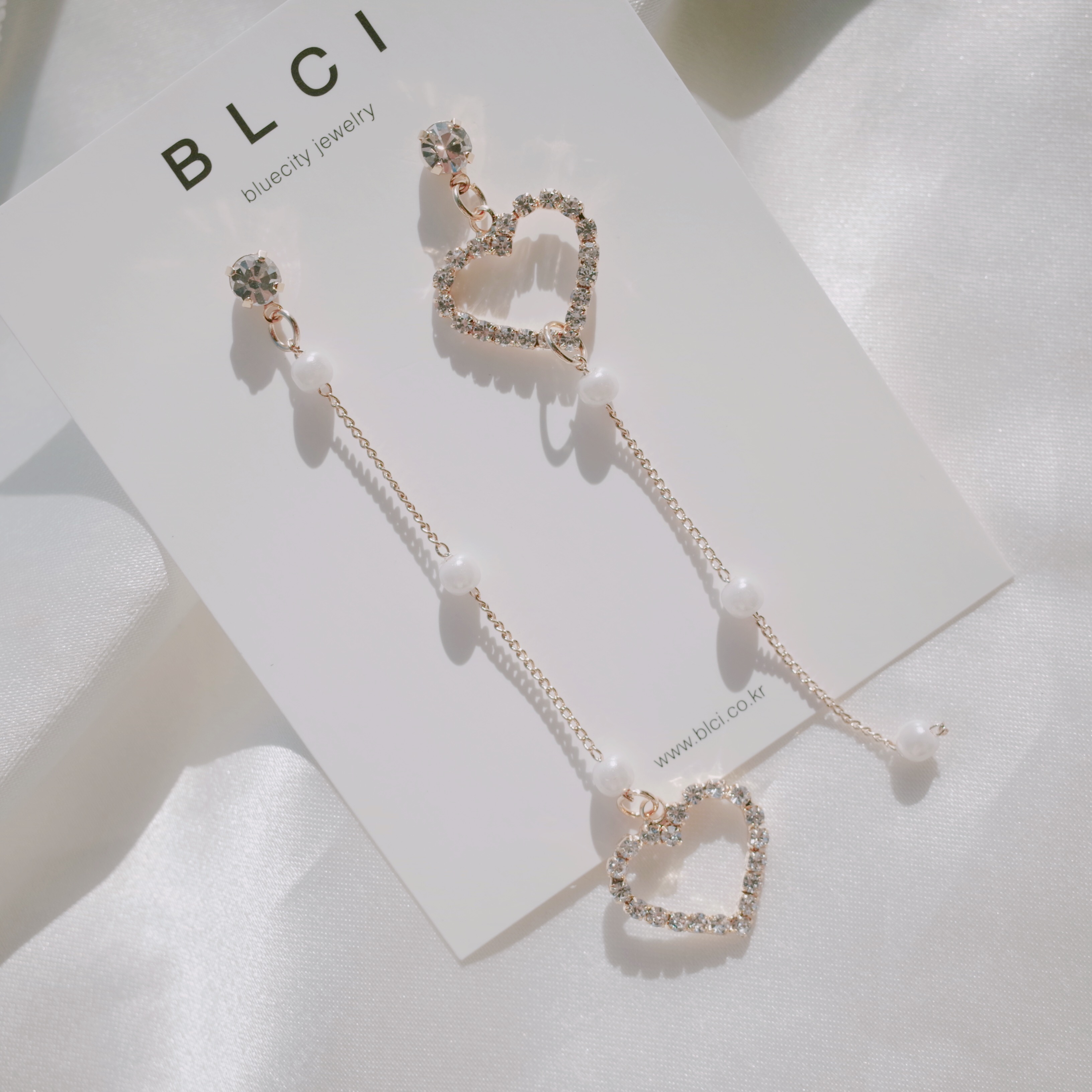 <b><p>Unknown isy heart Drop ing Lo 2color White</p></b><b><p>オンバル デイジー ハート ドロップ イヤリング 2色 ホワイト 春のファッション</p></b><br /><br /><p align='center'>