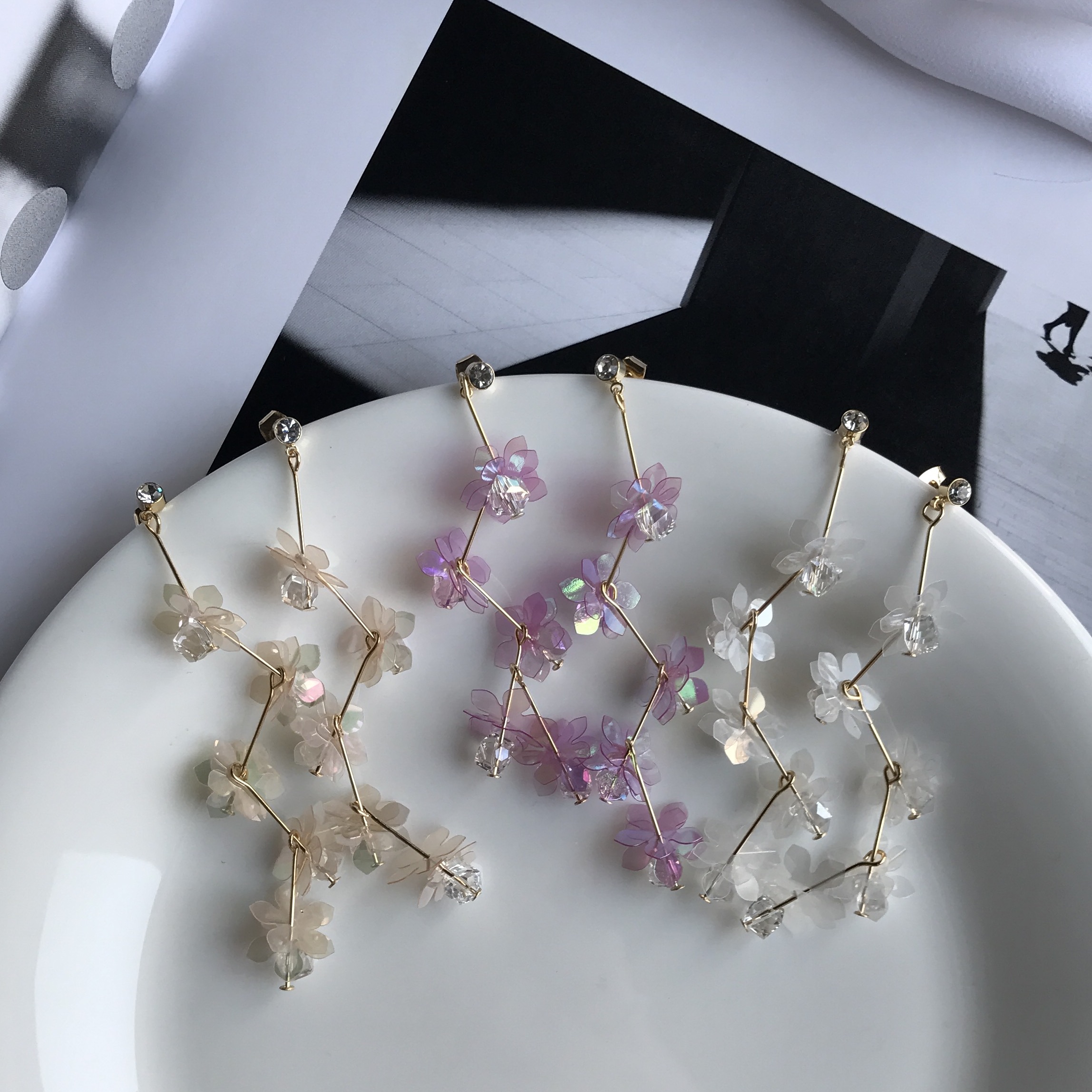 <b><p>One Lo flower crtal Sequins Drop Earrgs 3cor</p></b><b><p>ワンラブ フラワー クリスタル スパンコール ドロップイヤリング 3色 独歩 手札ミニン</p></b><br /><br /><p align='center'>