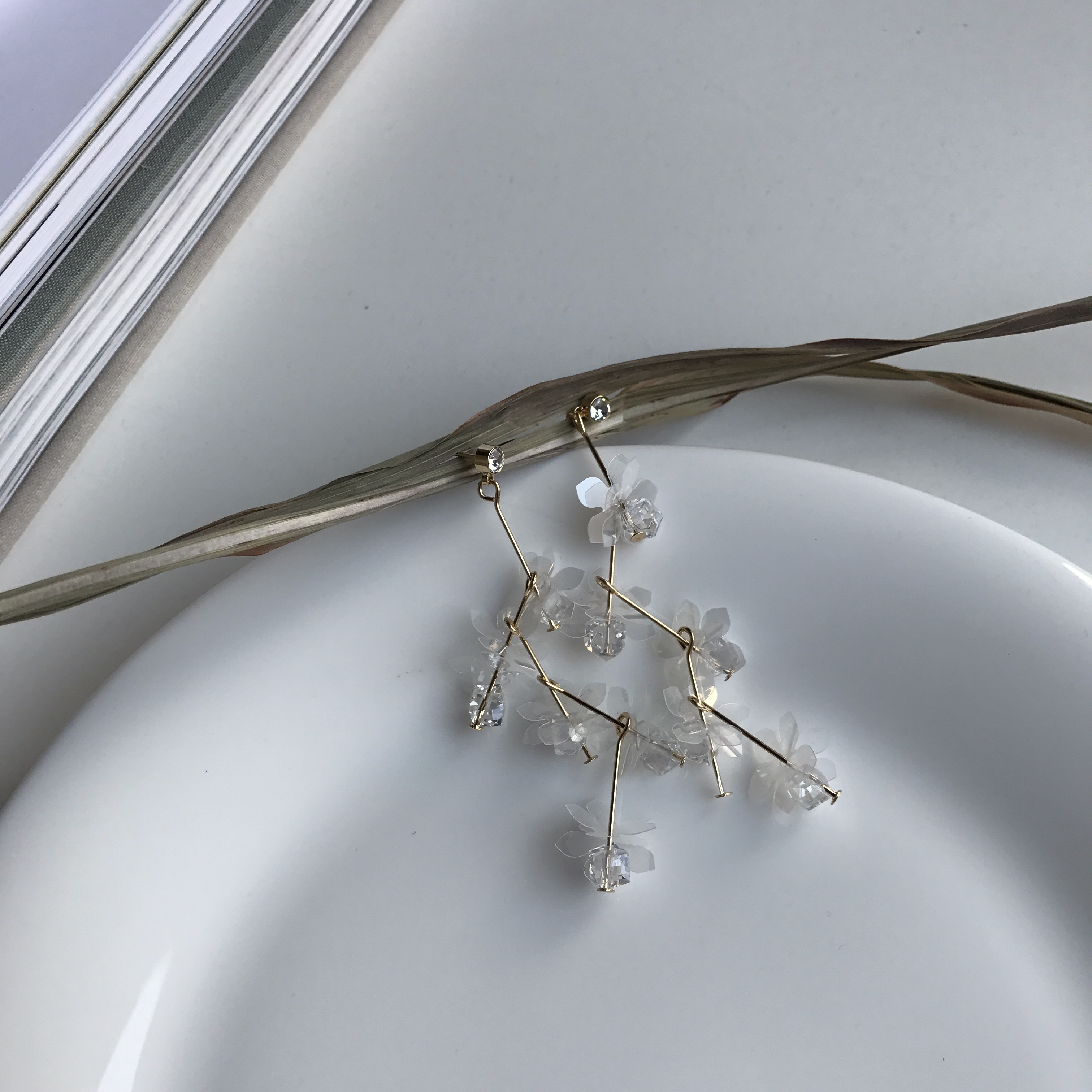 <b><p>One Lo flower crtal Sequins Drop Earrgs 3cor</p></b><b><p>ワンラブ フラワー クリスタル スパンコール ドロップイヤリング 3色 独歩 手札ミニン</p></b><br /><br /><p align='center'>