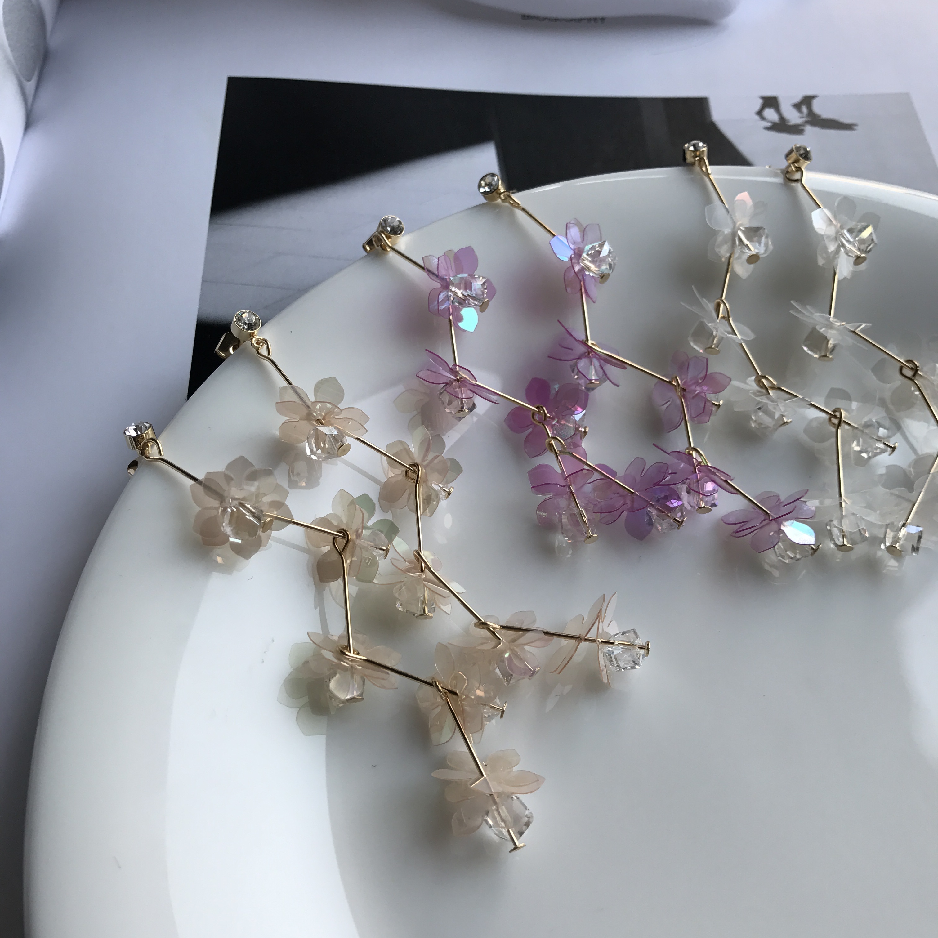 <b><p>One Lo flower crtal Sequins Drop Earrgs 3cor</p></b><b><p>ワンラブ フラワー クリスタル スパンコール ドロップイヤリング 3色 独歩 手札ミニン</p></b><br /><br /><p align='center'>