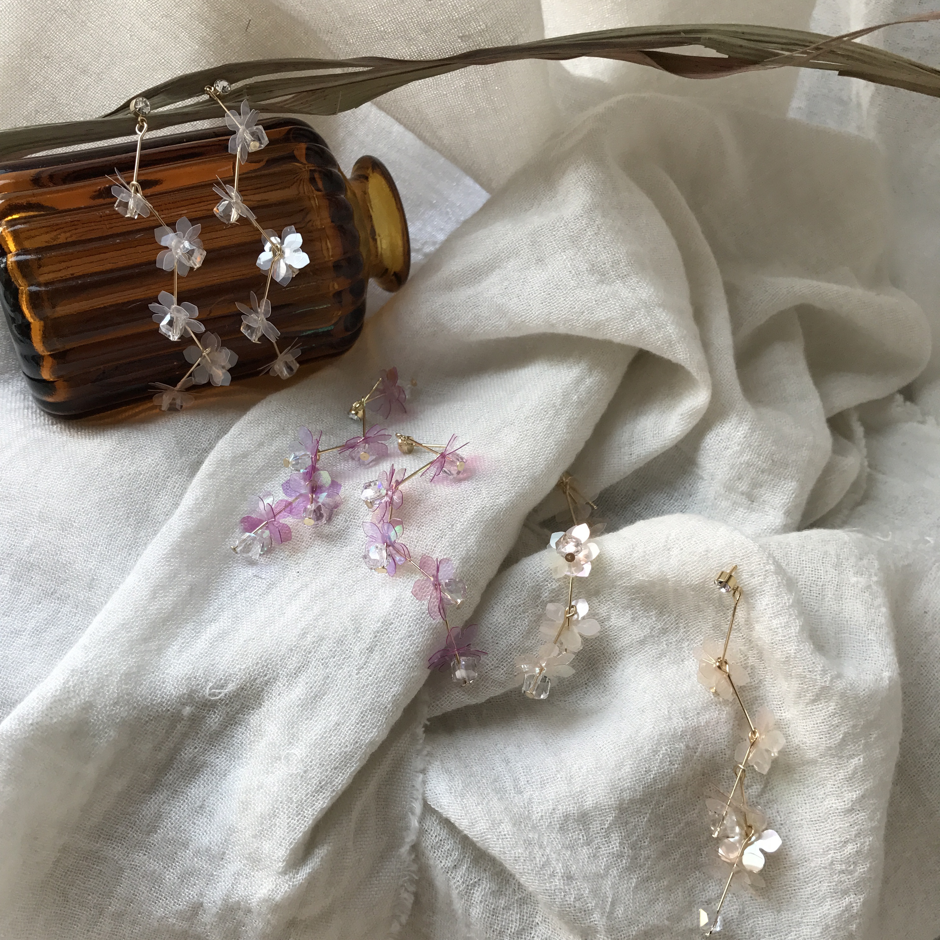 <b><p>One Lo flower crtal Sequins Drop Earrgs 3cor</p></b><b><p>ワンラブ フラワー クリスタル スパンコール ドロップイヤリング 3色 独歩 手札ミニン</p></b><br /><br /><p align='center'>