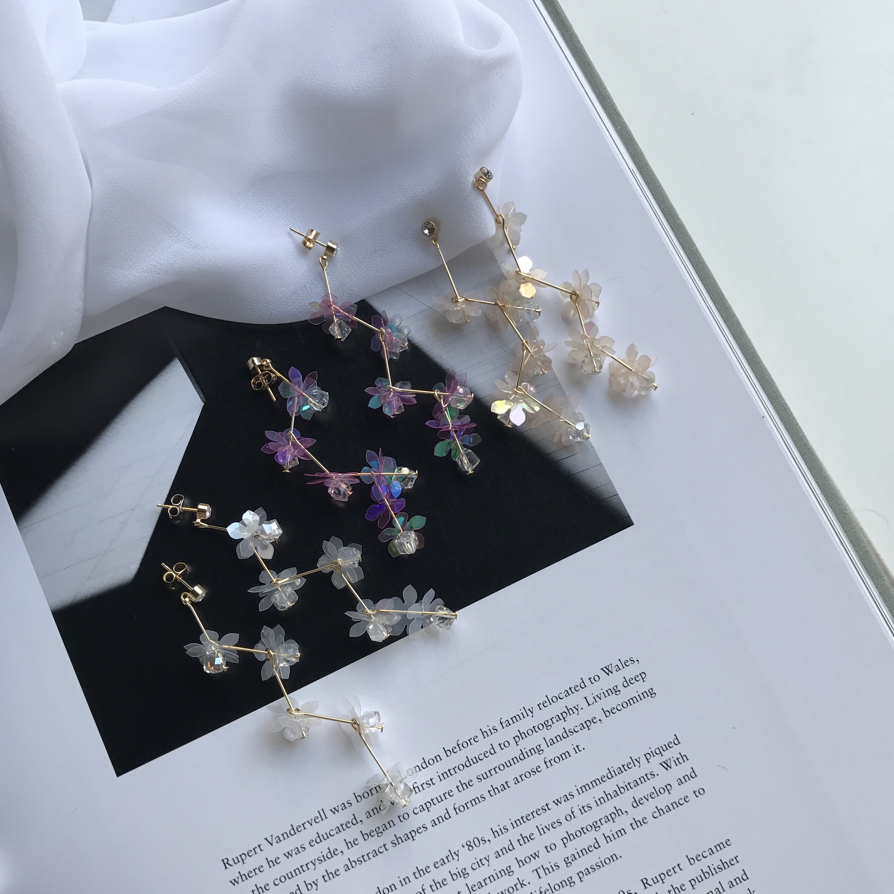 <b><p>One Lo flower crtal Sequins Drop Earrgs 3cor</p></b><b><p>ワンラブ フラワー クリスタル スパンコール ドロップイヤリング 3色 独歩 手札ミニン</p></b><br /><br /><p align='center'>