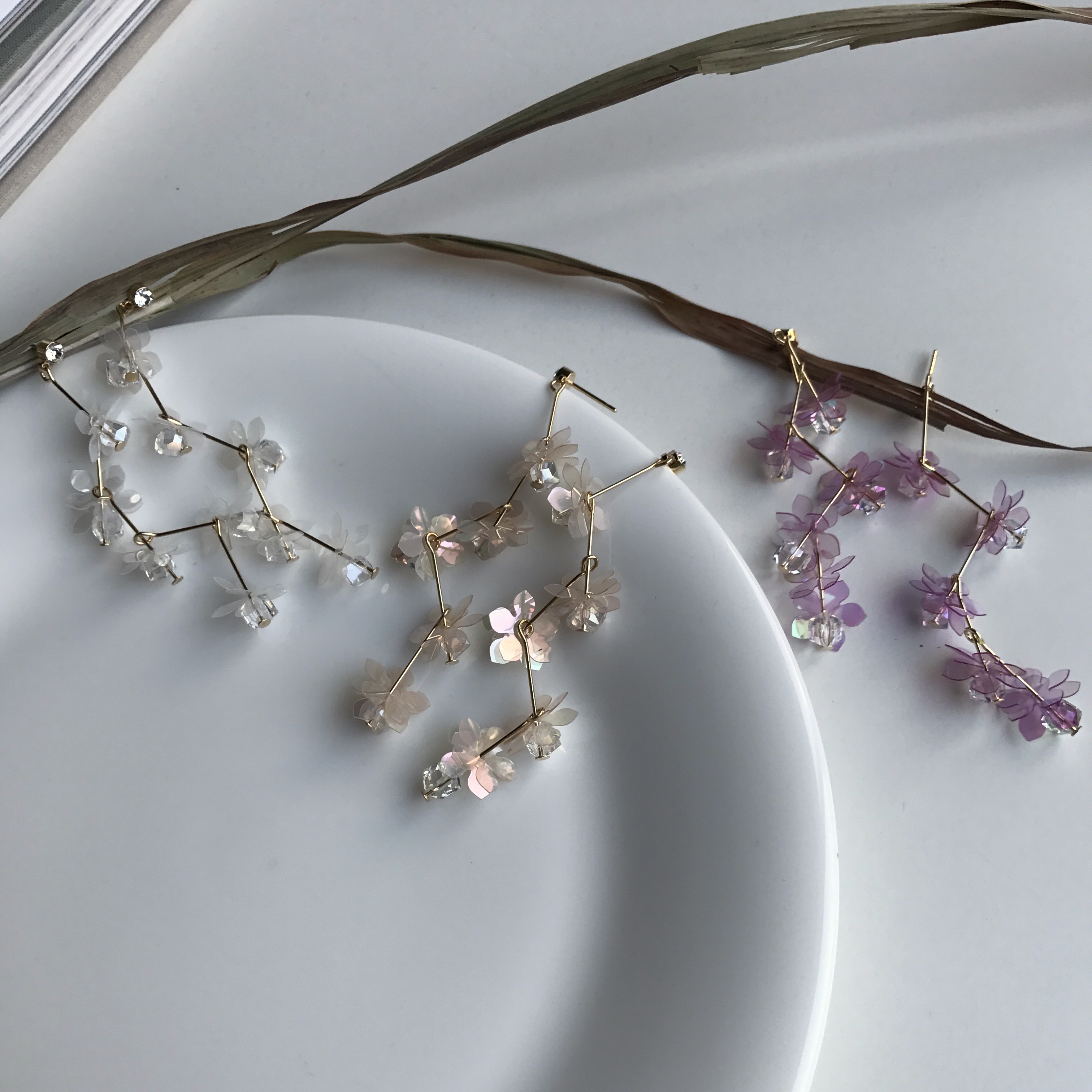 <b><p>One Lo flower crtal Sequins Drop Earrgs 3cor</p></b><b><p>ワンラブ フラワー クリスタル スパンコール ドロップイヤリング 3色 独歩 手札ミニン</p></b><br /><br /><p align='center'>