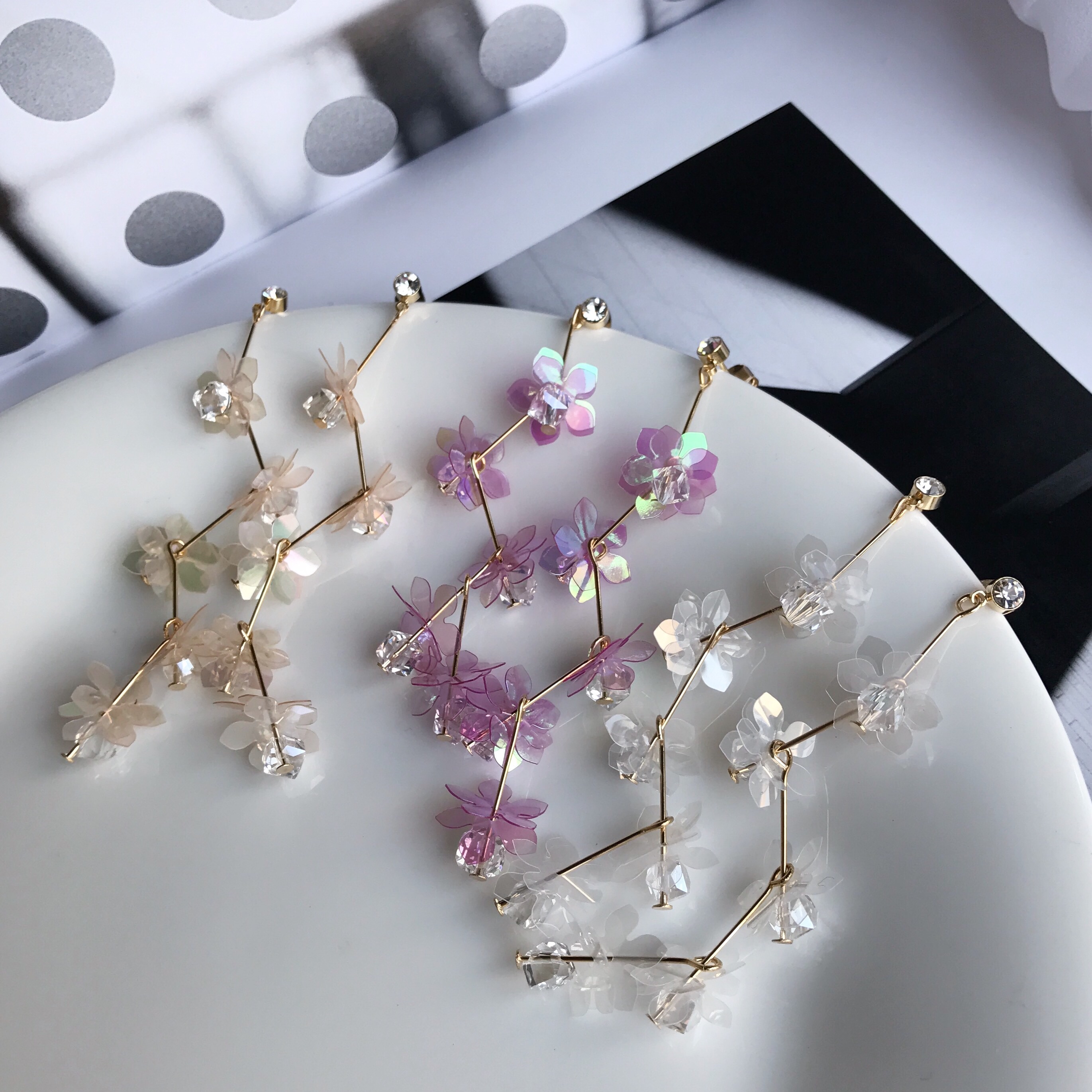 <b><p>One Lo flower crtal Sequins Drop Earrgs 3cor</p></b><b><p>ワンラブ フラワー クリスタル スパンコール ドロップイヤリング 3色 独歩 手札ミニン</p></b><br /><br /><p align='center'>