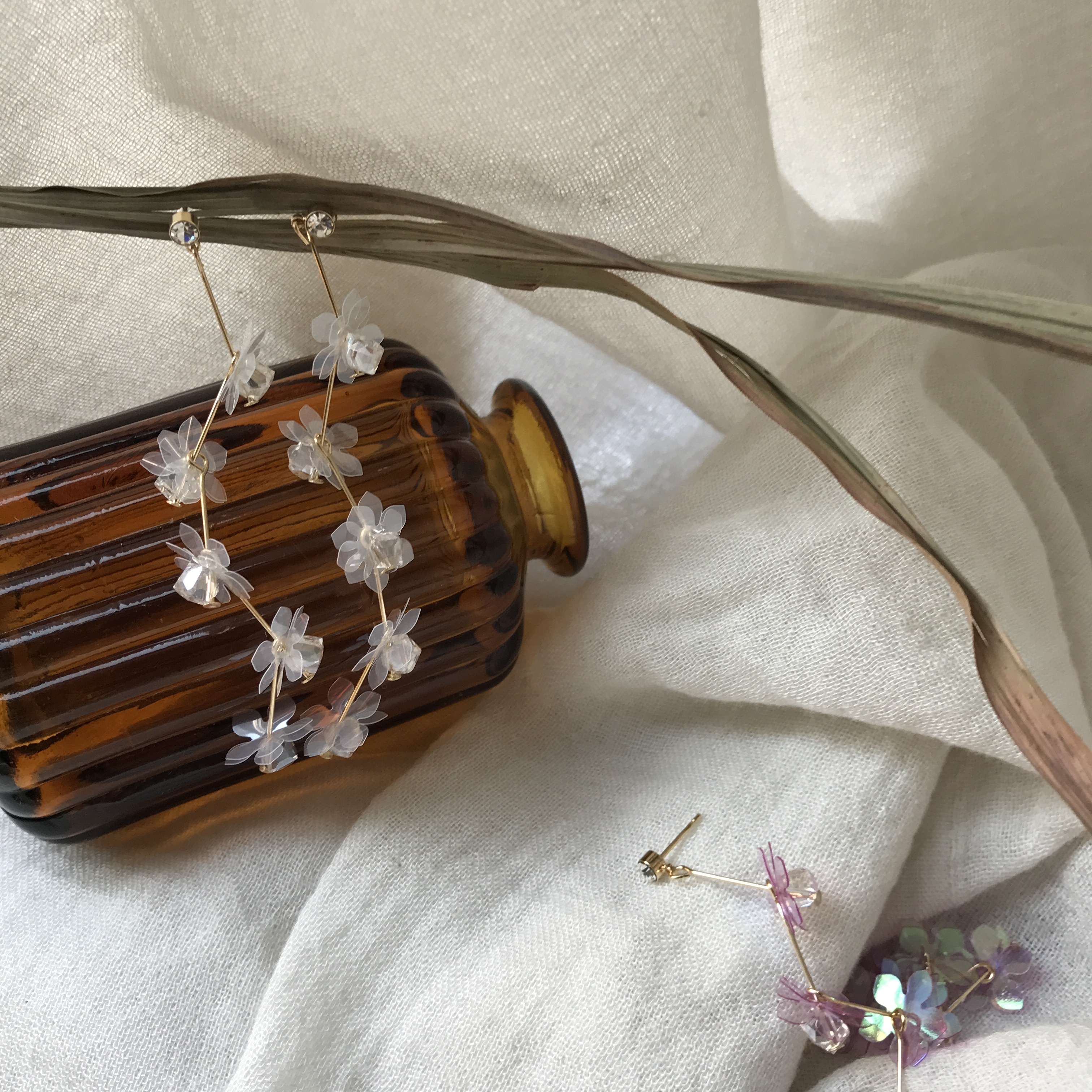 <b><p>One Lo flower crtal Sequins Drop Earrgs 3cor</p></b><b><p>ワンラブ フラワー クリスタル スパンコール ドロップイヤリング 3色 独歩 手札ミニン</p></b><br /><br /><p align='center'>