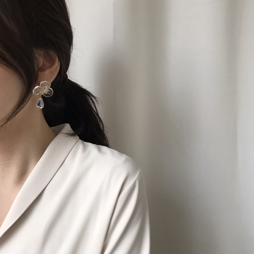 <b><p>Yui flower Glass Drop earring Stylish ok</p></b><b><p>ユイ フラワー グラス ドロップ イヤリング スタイリッシュルック シンプルユニーク</p></b><br /><br /><p align='center'>