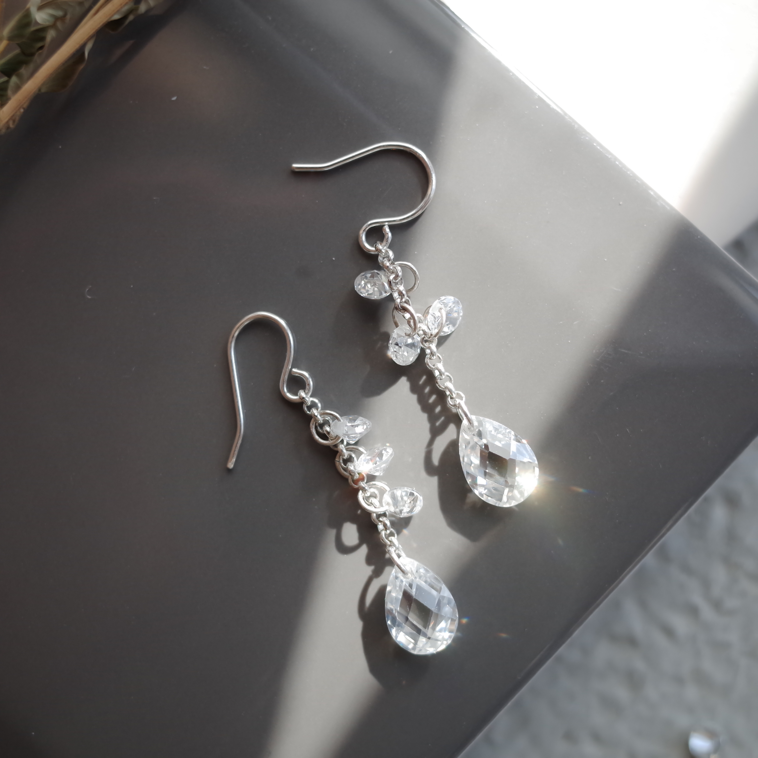 <b><p>Gracefully Waterglass Drop Earrings Simple</p></b><b><p>優雅に 水滴グラス ドロップイヤリング シンプルユニーク スタイリッシュルック 30代の女性</p></b><br /><br /><p align='center'>