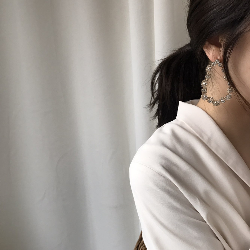 <b><p>Heve puff Cubic Shrink Drop Eargs Female</p></b><b><p>ヘイブ パフ キュービック ジュルナン ドロップイヤリング 女性コーディネート 魅力のあるスタイル</p></b><br /><br /><p align='center'>