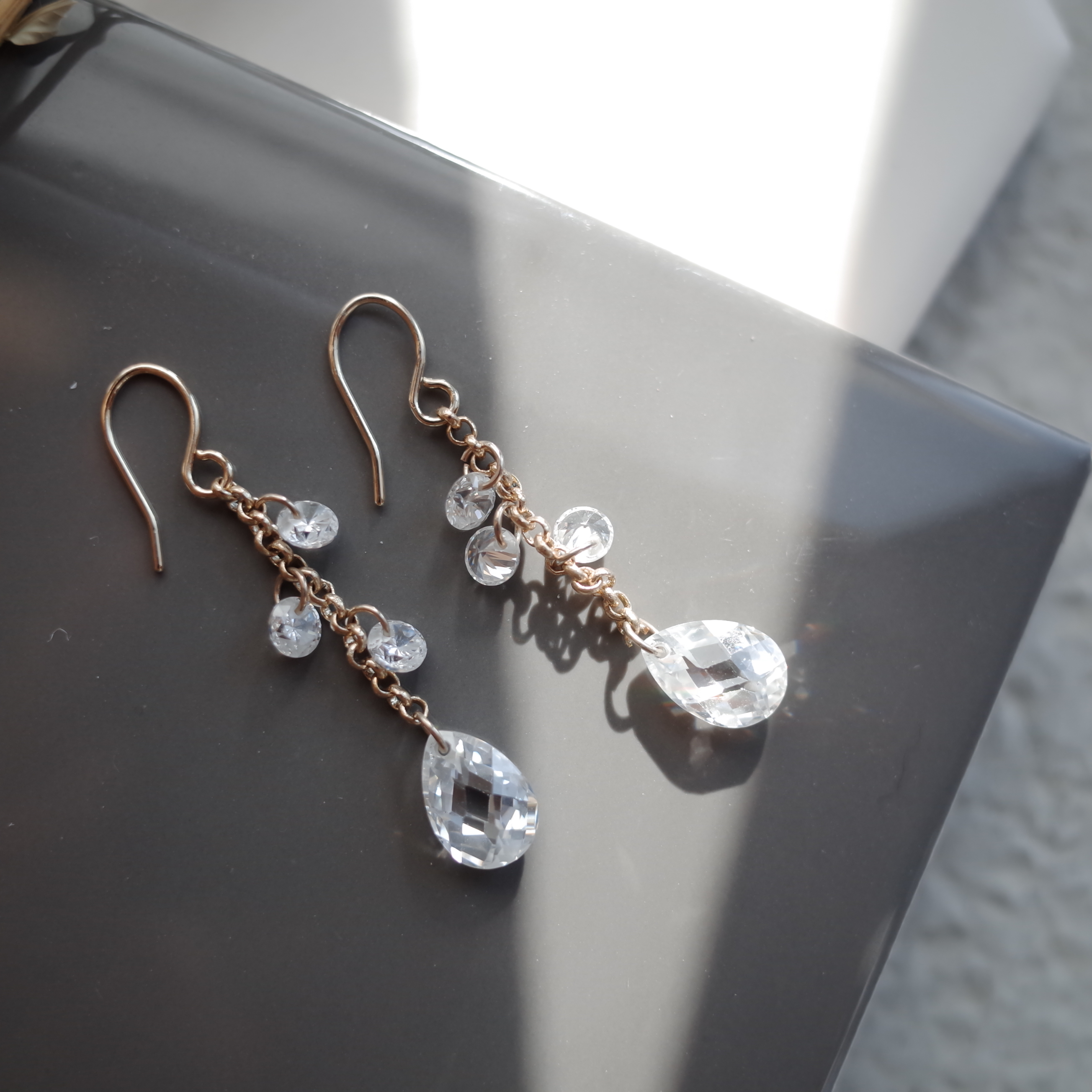 <b><p>Gracefully Waterglass Drop Earrings Simple</p></b><b><p>優雅に 水滴グラス ドロップイヤリング シンプルユニーク スタイリッシュルック 30代の女性</p></b><br /><br /><p align='center'>