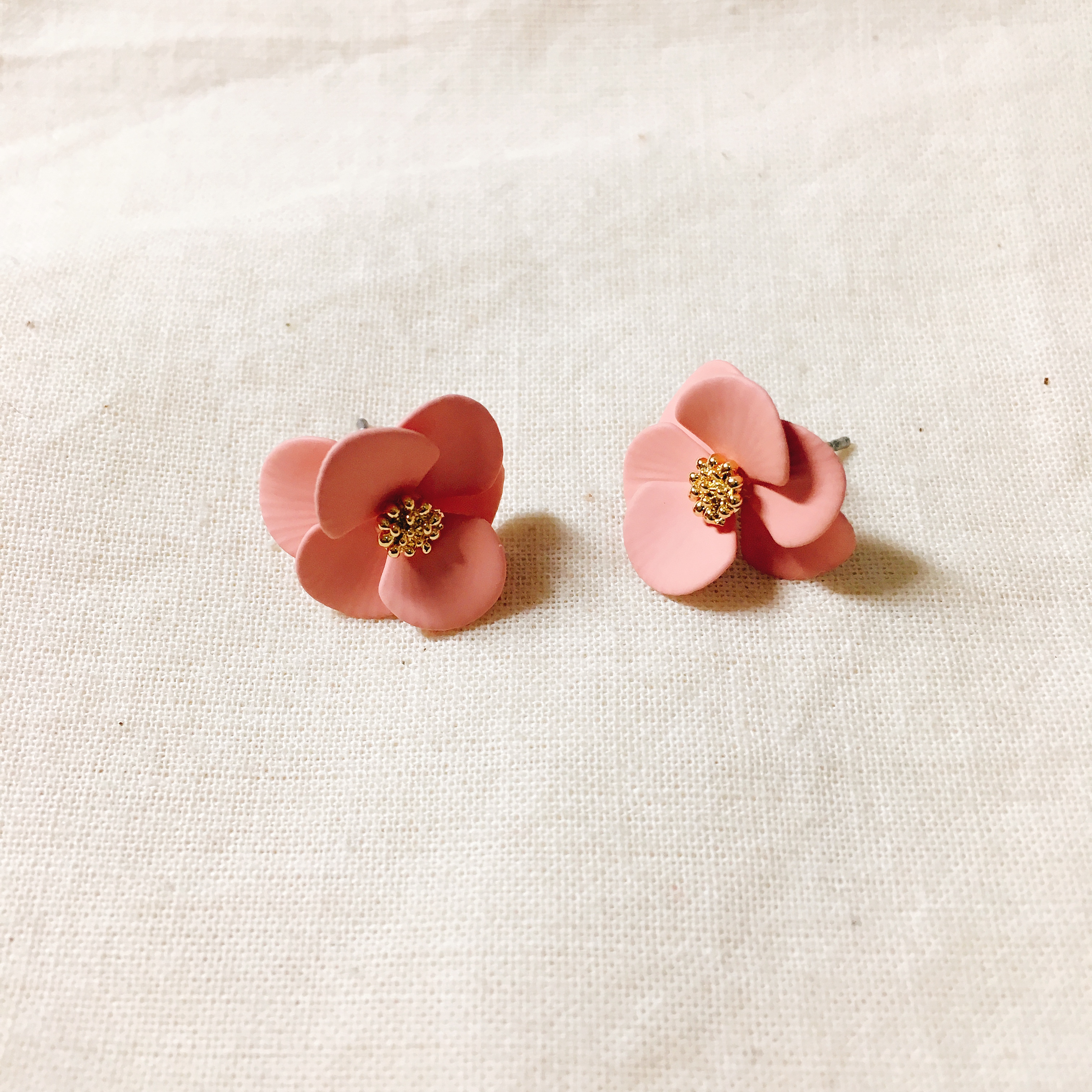 <b><p>Luce Pink Flower Earrgs LKJ1165 attractive</p></b><b><p>ルーチェ ピンクの花のイヤリング LKJ1165 魅力的な ウンチム 一つだけで説得力の</p></b><br /><br /><p align='center'>