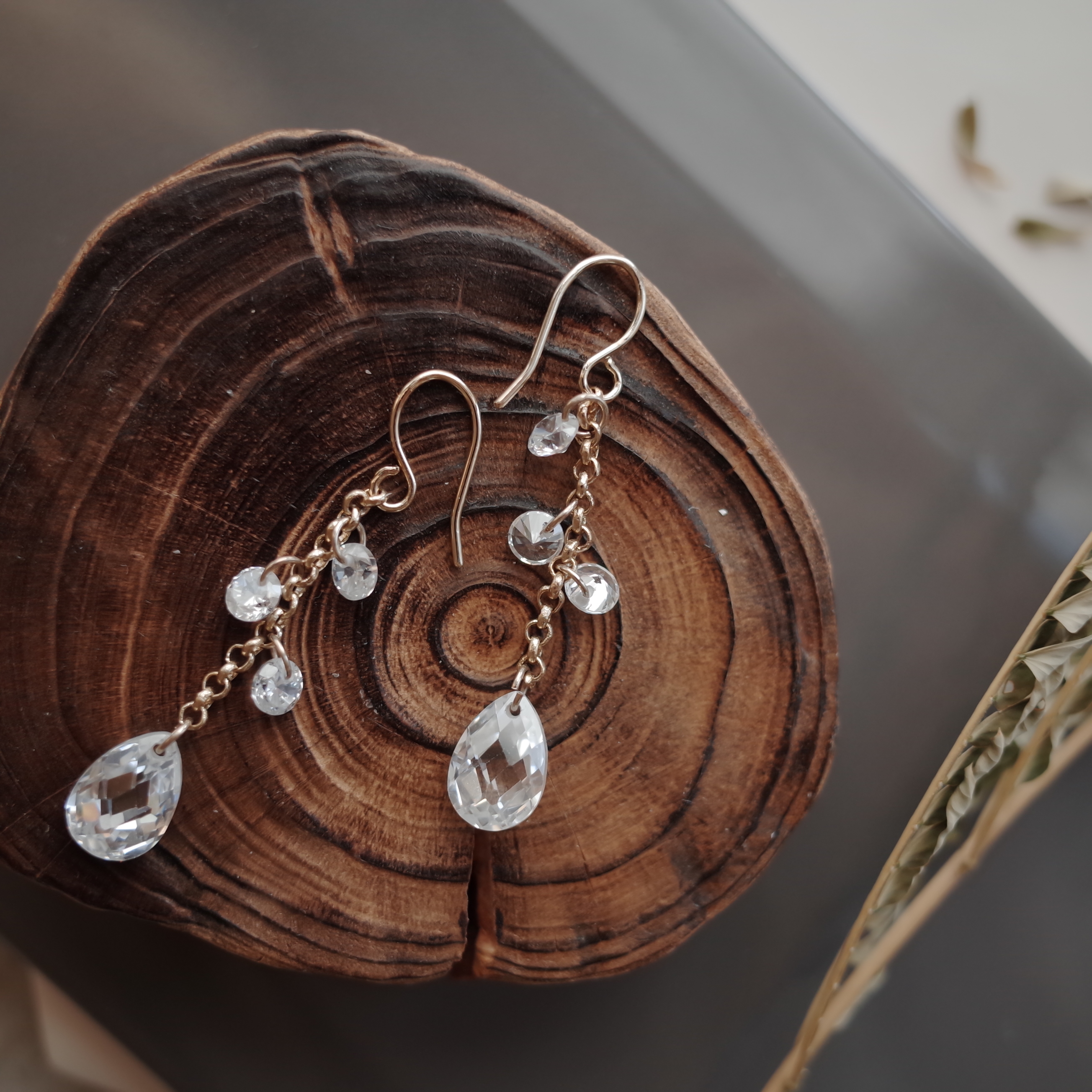 <b><p>Gracefully Waterglass Drop Earrings Simple</p></b><b><p>優雅に 水滴グラス ドロップイヤリング シンプルユニーク スタイリッシュルック 30代の女性</p></b><br /><br /><p align='center'>