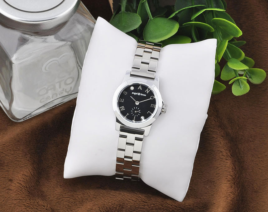<b><p>Angel and Time Wom clock</p></b><b><p>エンジェルアンドタイム 女性 時計</p></b><br /><br /><p align='center'>