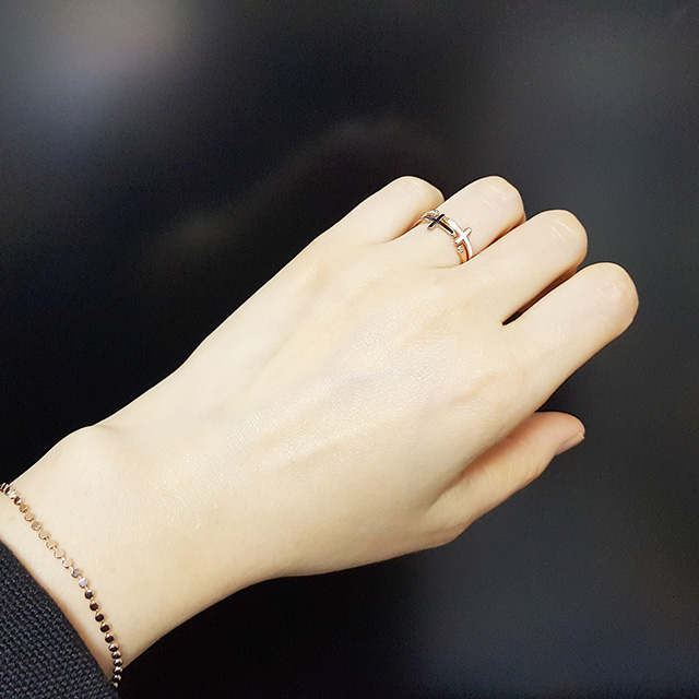 <b><p>black White Cross Ring Open Surge Sel Layered</p></b><b><p>ブラック ホワイト クロスリング オープン 書かれているカールスチール 重ね着 フリーサイズ</p></b><br /><br /><p align='center'>