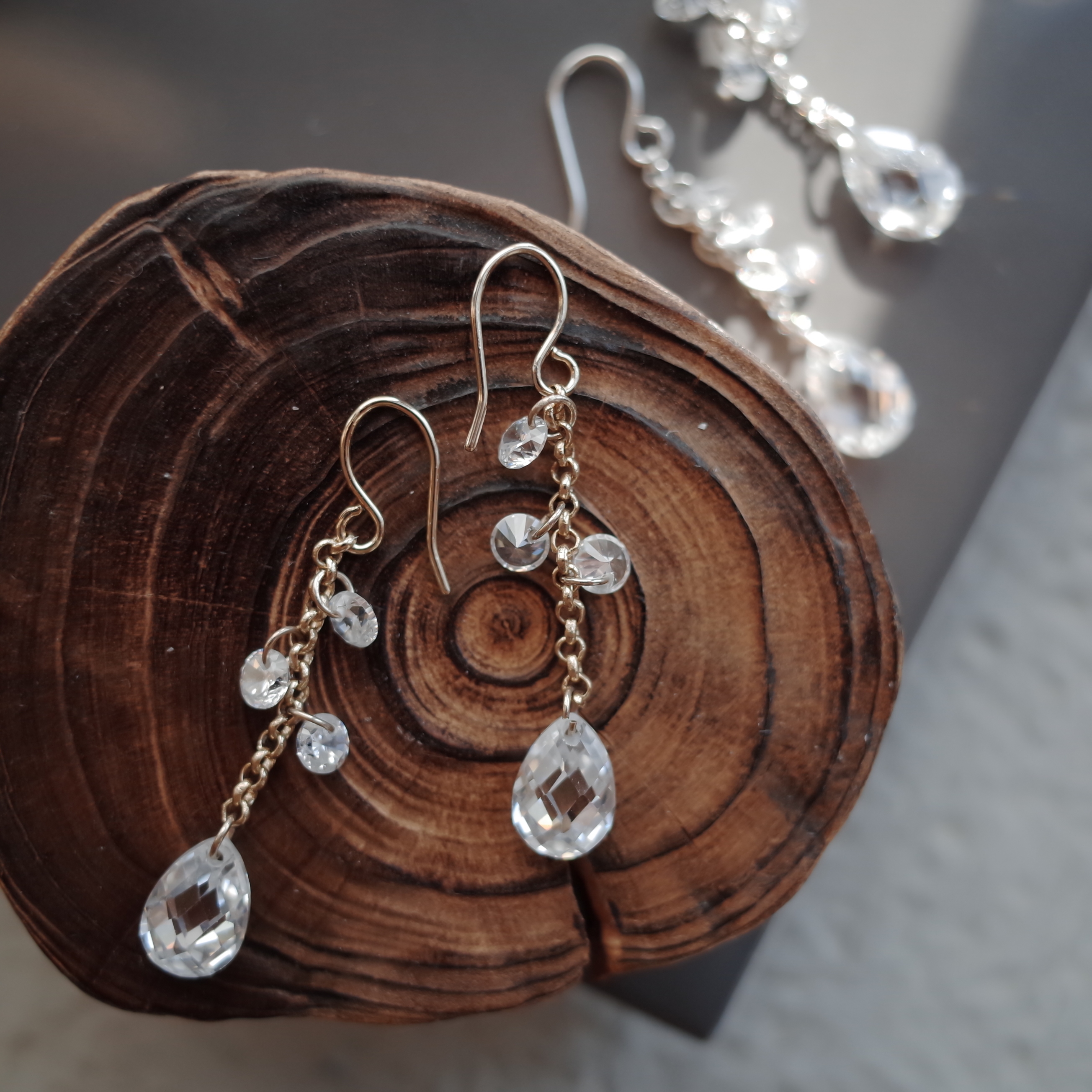 <b><p>Gracefully Waterglass Drop Earrings Simple</p></b><b><p>優雅に 水滴グラス ドロップイヤリング シンプルユニーク スタイリッシュルック 30代の女性</p></b><br /><br /><p align='center'>