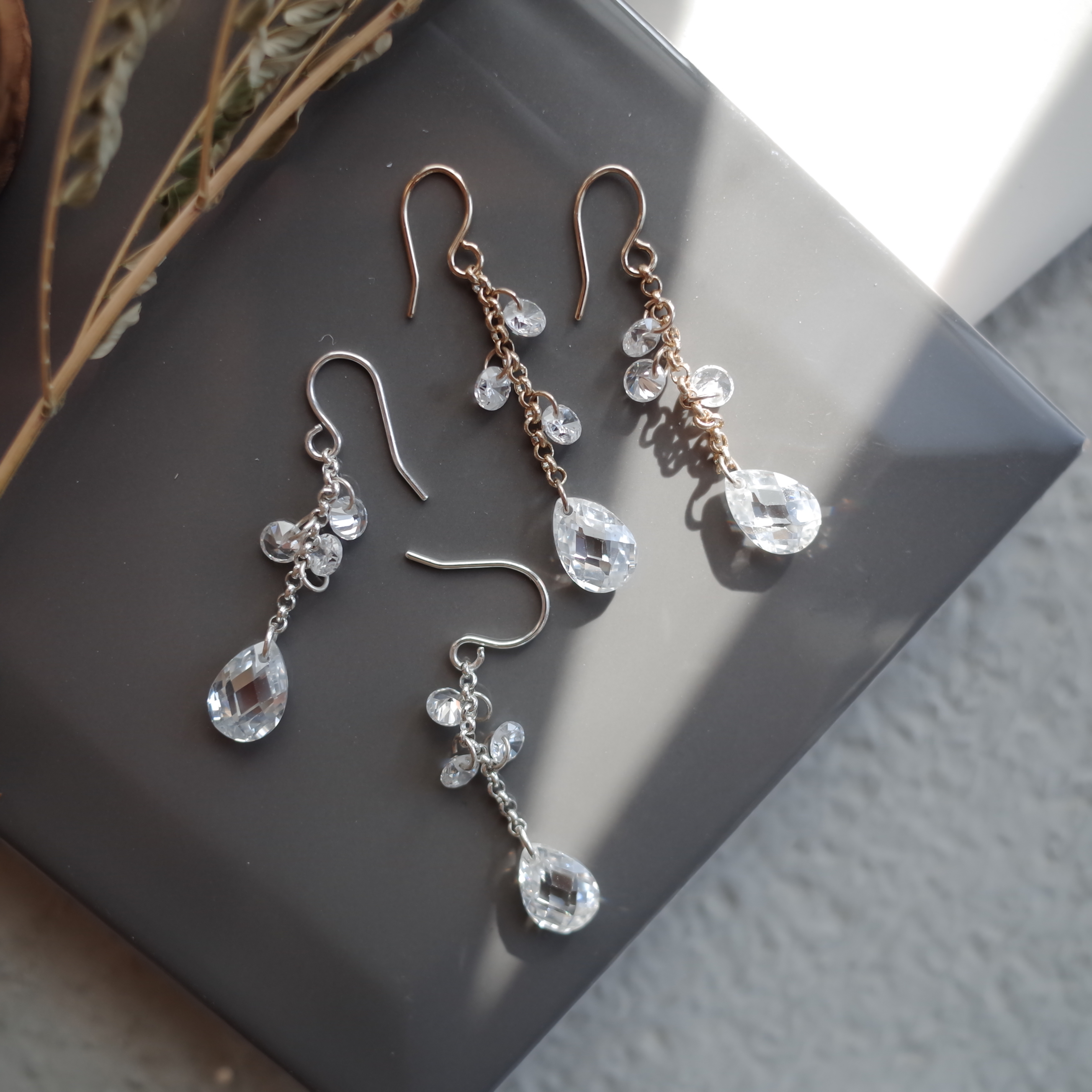 <b><p>Gracefully Waterglass Drop Earrings Simple</p></b><b><p>優雅に 水滴グラス ドロップイヤリング シンプルユニーク スタイリッシュルック 30代の女性</p></b><br /><br /><p align='center'>