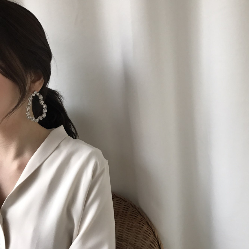 <b><p>Heve puff Cubic Shrink Drop Eargs Female</p></b><b><p>ヘイブ パフ キュービック ジュルナン ドロップイヤリング 女性コーディネート 魅力のあるスタイル</p></b><br /><br /><p align='center'>