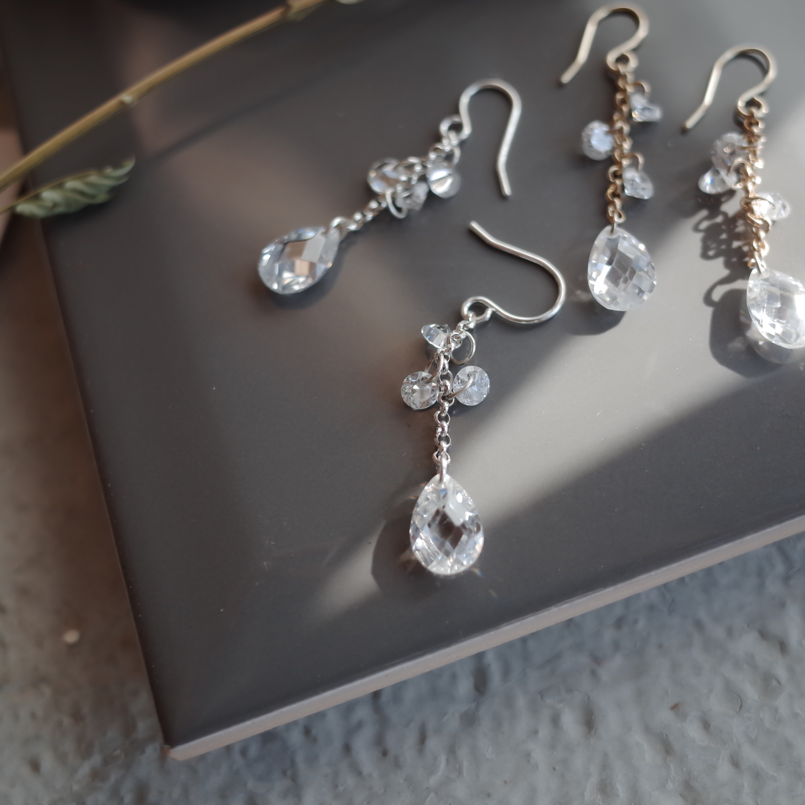 <b><p>Gracefully Waterglass Drop Earrings Simple</p></b><b><p>優雅に 水滴グラス ドロップイヤリング シンプルユニーク スタイリッシュルック 30代の女性</p></b><br /><br /><p align='center'>