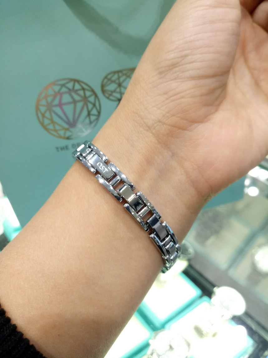 <b><p>OST Gradient silver tal watch OTW118303TSS</p></b><b><p>OST グラデーションシルバーメタル時計OTW118303TSS 生気溌剌と 洗練されたギフト</p></b><br /><br /><p align='center'>