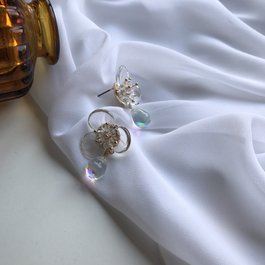<b><p>Yui flower Glass Drop earring Stylish ok</p></b><b><p>ユイ フラワー グラス ドロップ イヤリング スタイリッシュルック シンプルユニーク</p></b><br /><br /><p align='center'>
