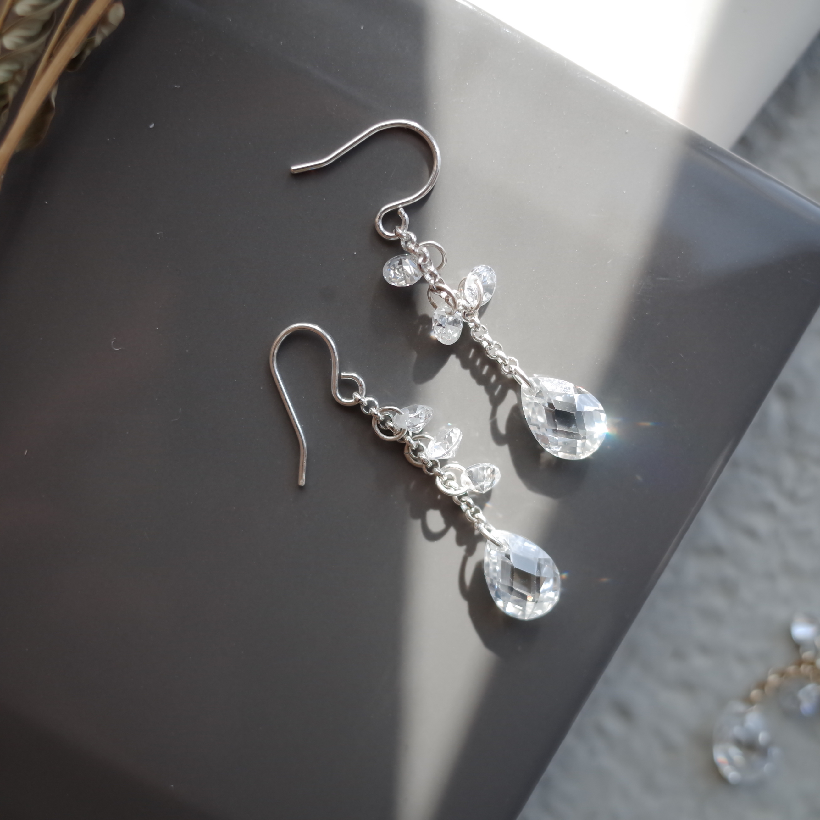 <b><p>Gracefully Waterglass Drop Earrings Simple</p></b><b><p>優雅に 水滴グラス ドロップイヤリング シンプルユニーク スタイリッシュルック 30代の女性</p></b><br /><br /><p align='center'>
