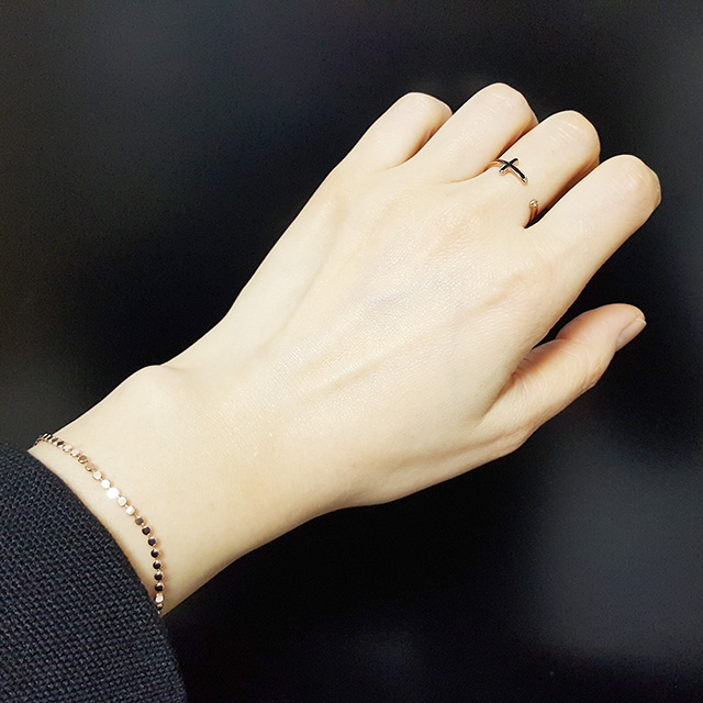 <b><p>black White Cross Ring Open Surge Sel Layered</p></b><b><p>ブラック ホワイト クロスリング オープン 書かれているカールスチール 重ね着 フリーサイズ</p></b><br /><br /><p align='center'>